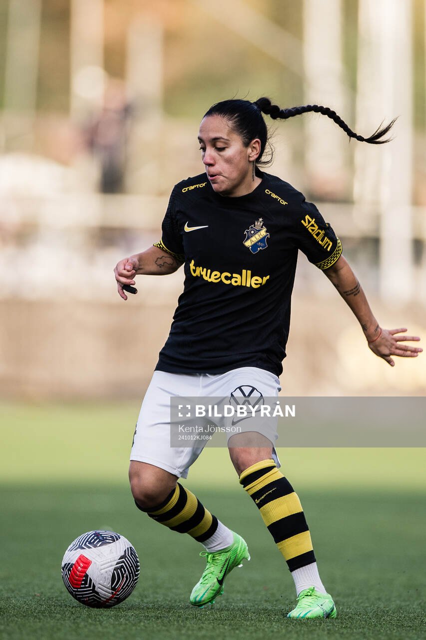 AIKs Michelle Rojas Flores under fotbollsmatchen i Damallsvenskan mellan AIK och Djurgården den 12 oktober 2024 i Stockholm. 