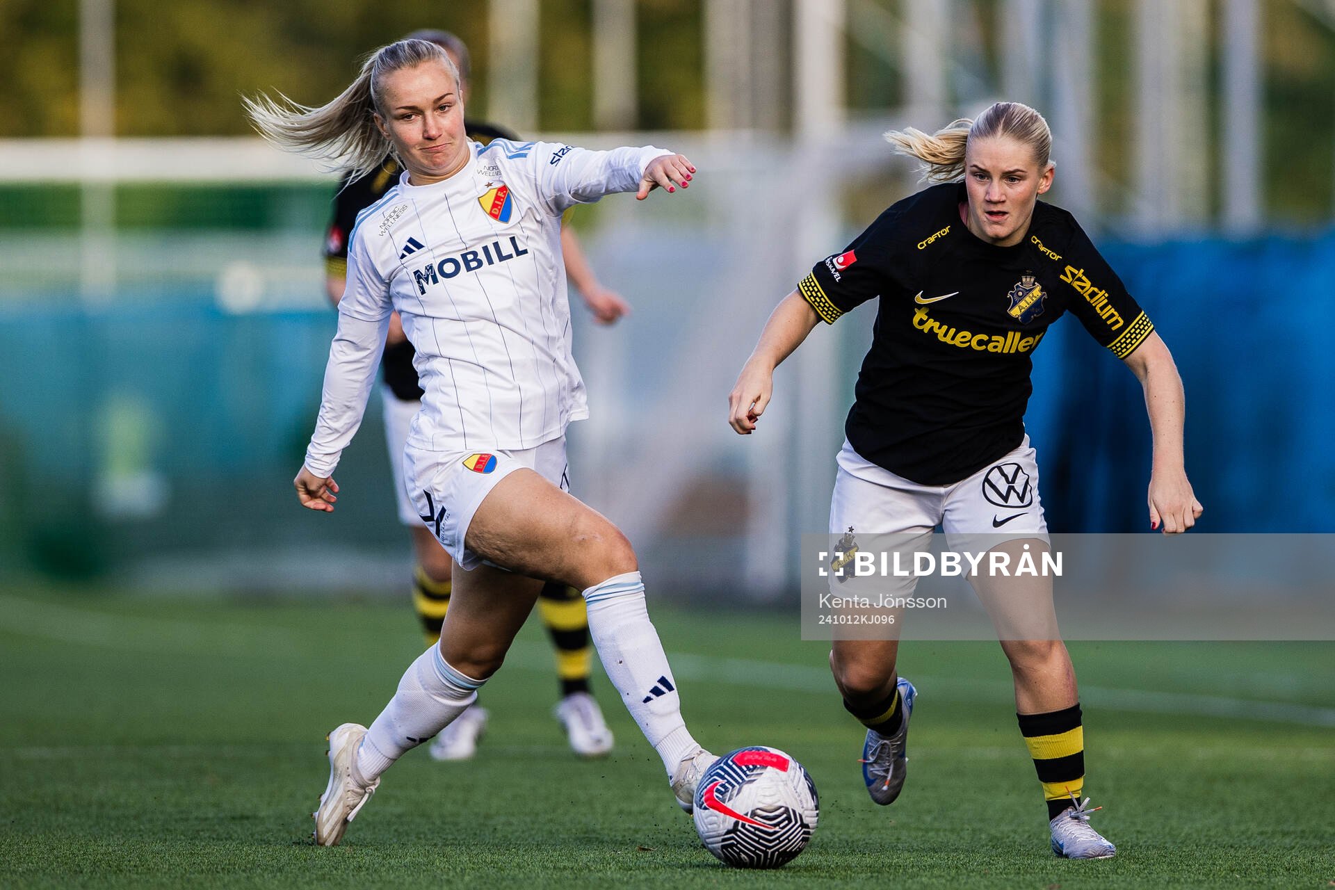Djurgårdens Tove Almqvist och AIKs Emelie Jansson