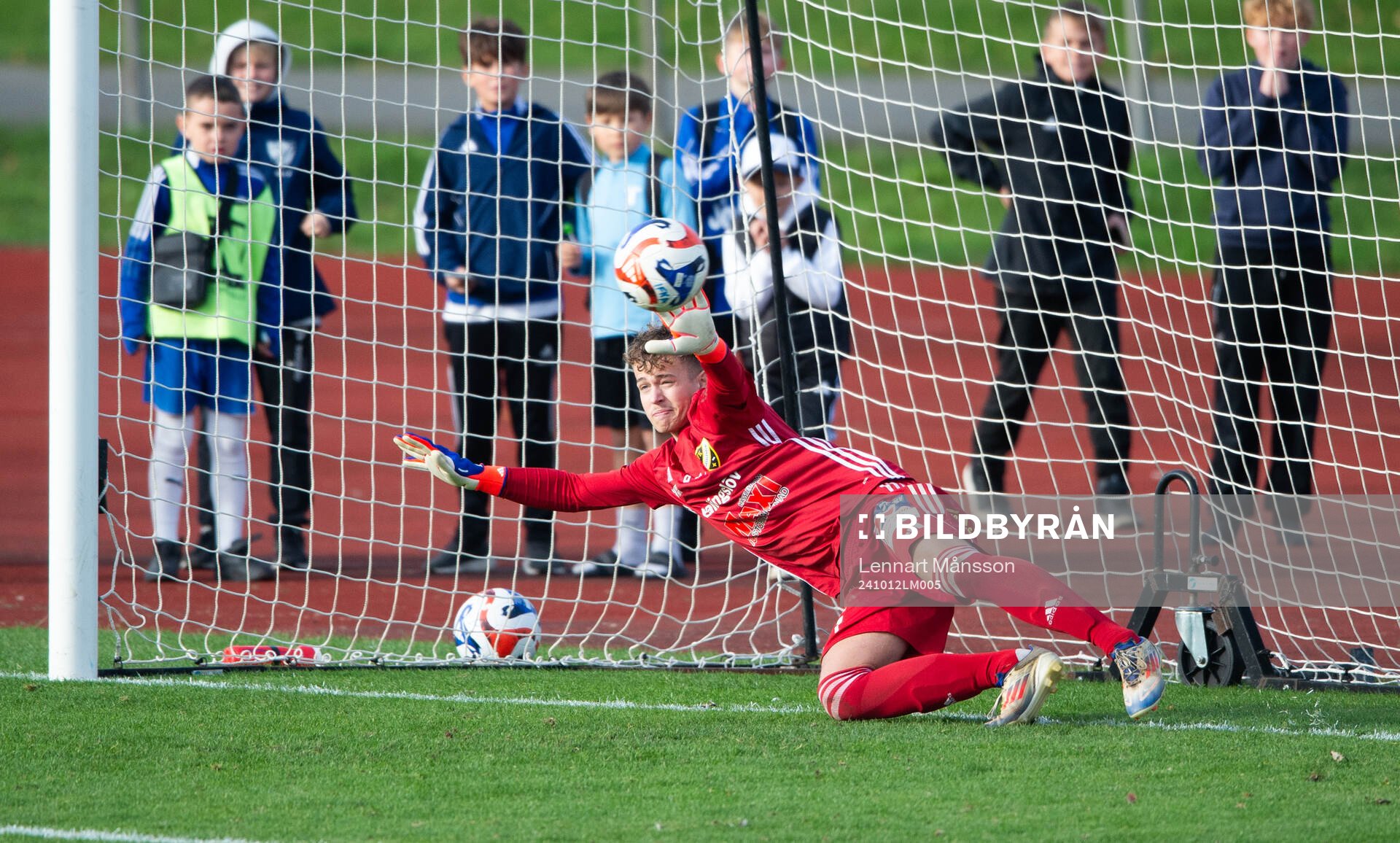 IFK Hässleholms 18-årige målvakt Alve Lind ytterst nära