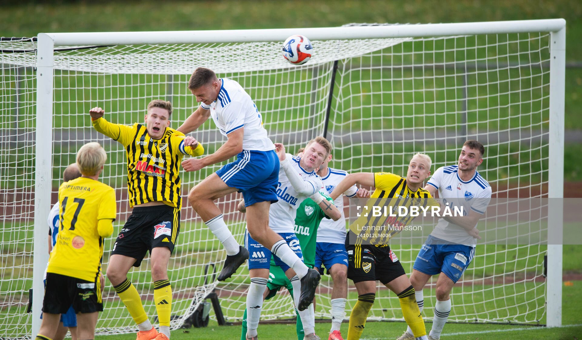 IFK Hässleholms mittback Axel Henriksson i offensivt