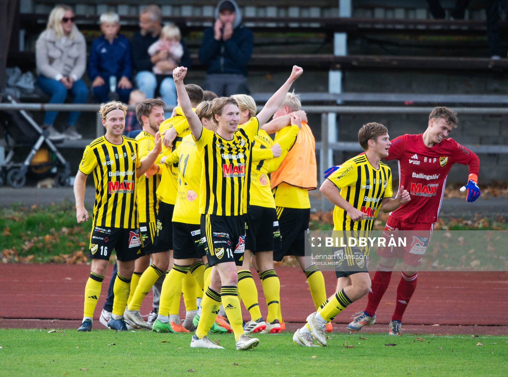 Slutsignal och Hugo Arvidsson jublar med lagkamrater,