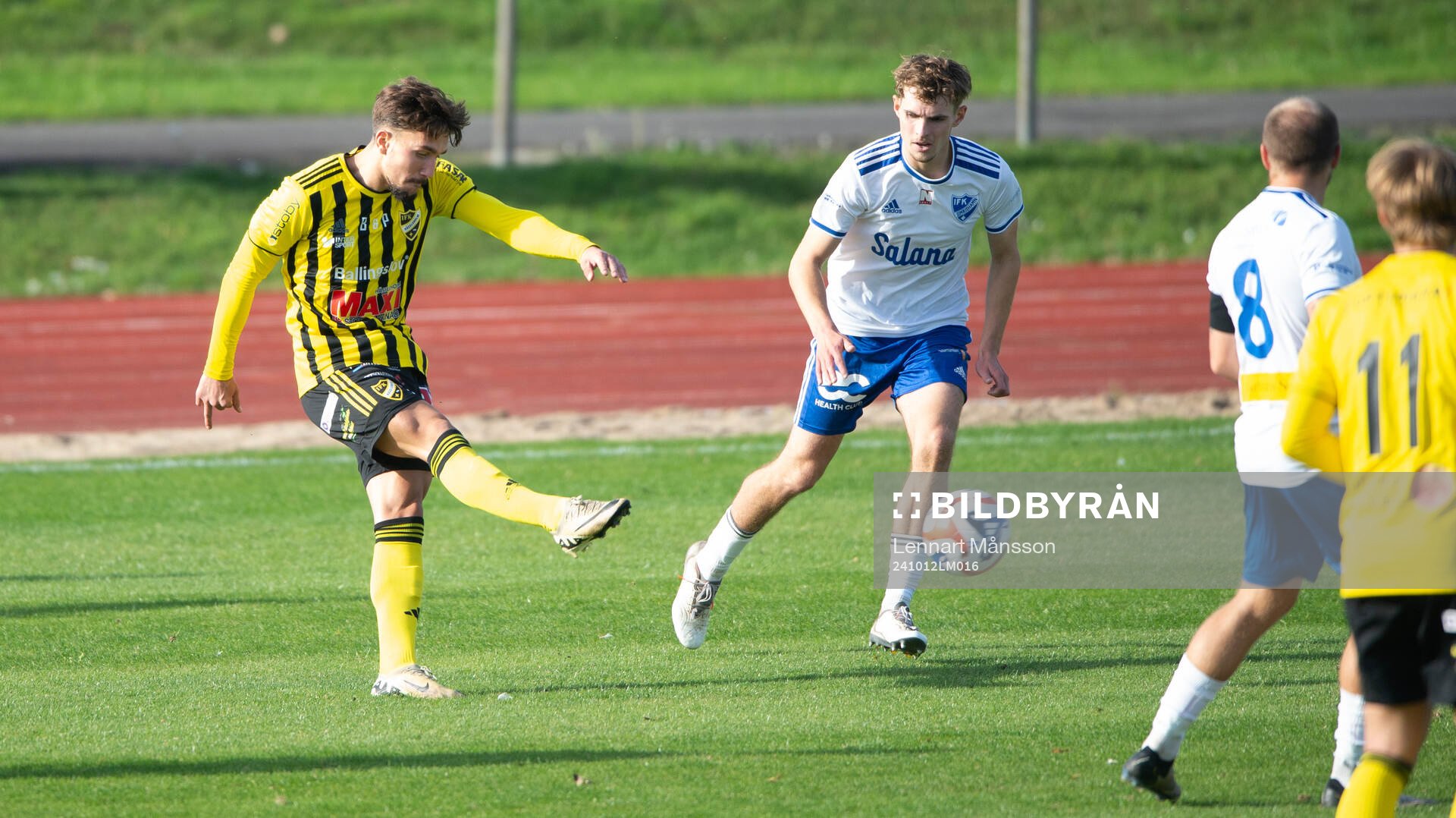 IFK Hässleholms Alen Zahirovic skjuter 0-1 i matchen i division 2 mellan IFK Simrishamn och IFK Hässleholm i Simrishamn 12 oktober 2024.