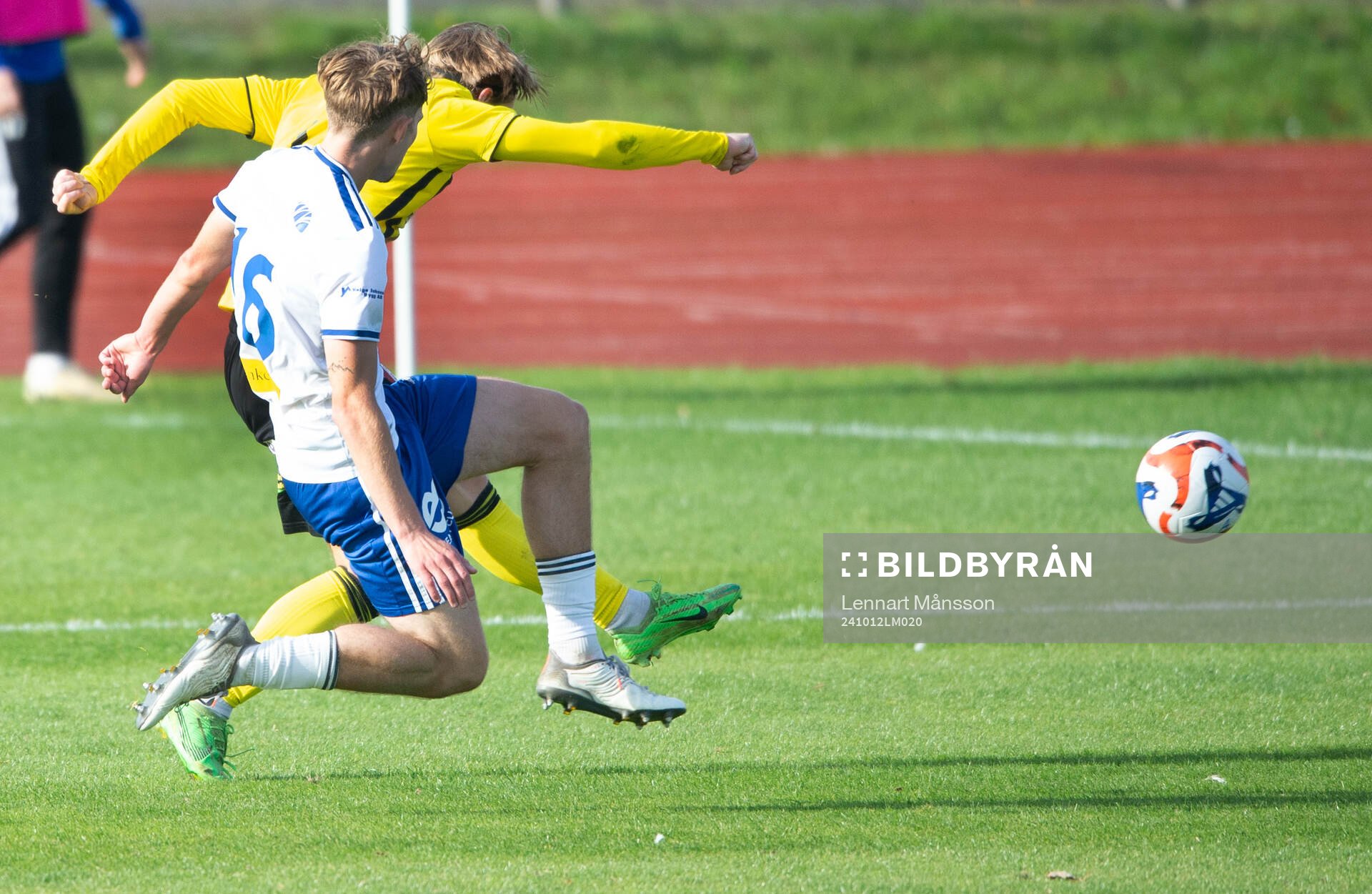 IFK Hässleholms Kasper Månsson skjuter i matchen i division 2 mellan IFK Simrishamn och IFK Hässleholm i Simrishamn 12 oktober 2024.