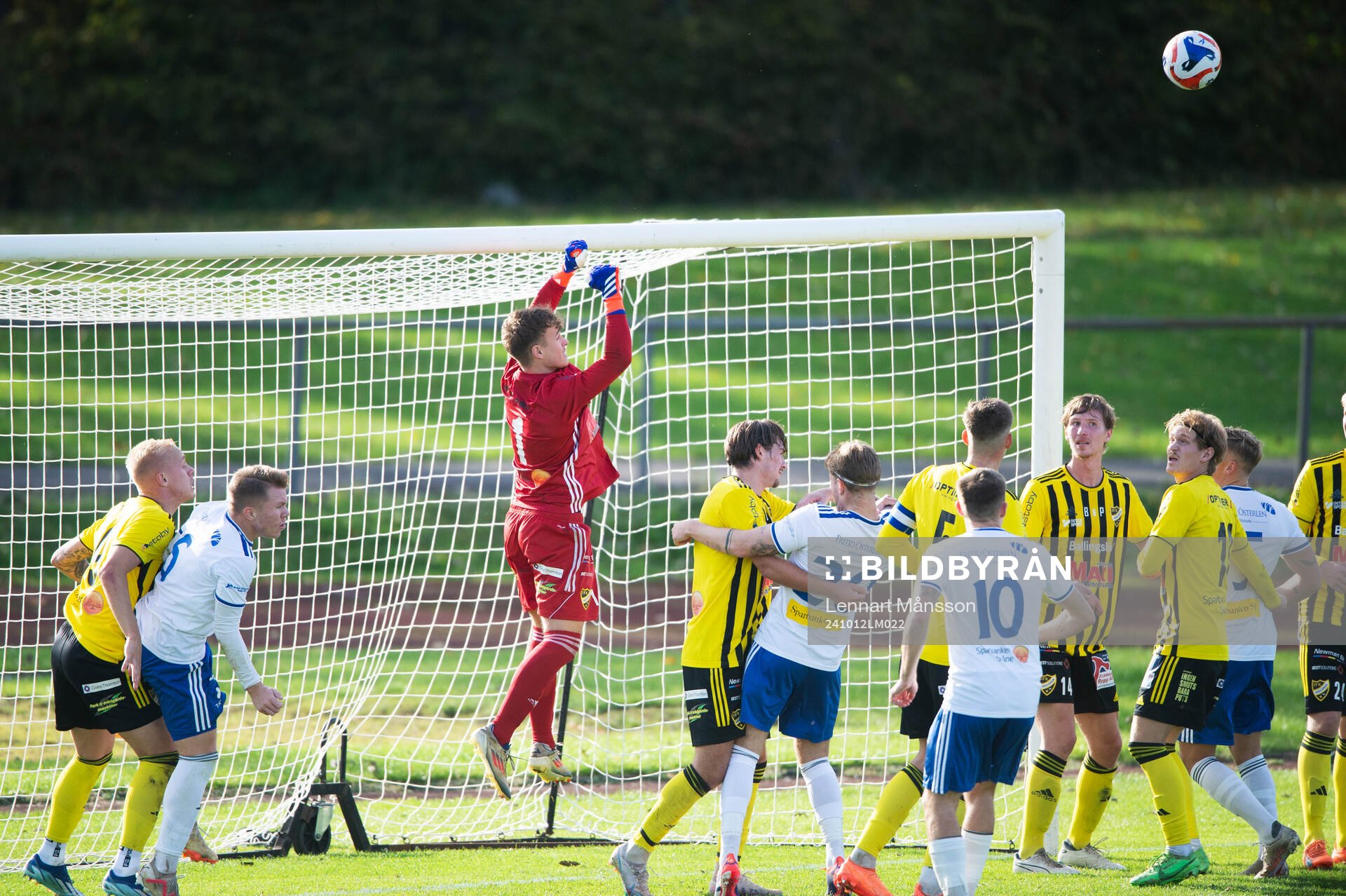 IFK Hässleholms Målvakt Alve Lind boxar undan bollen i