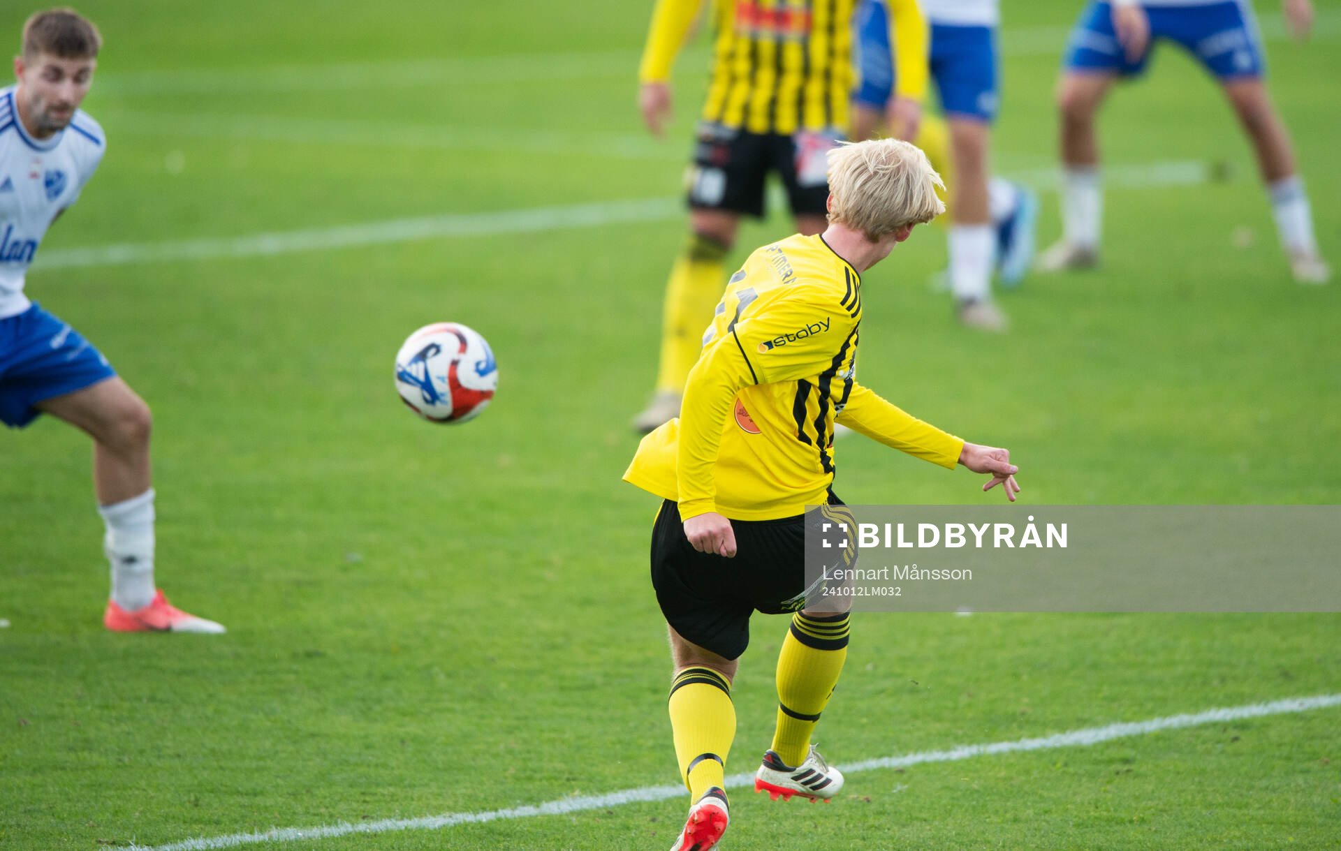 IFK Hässleholms Alexander Hansson skjuter i matchen i
