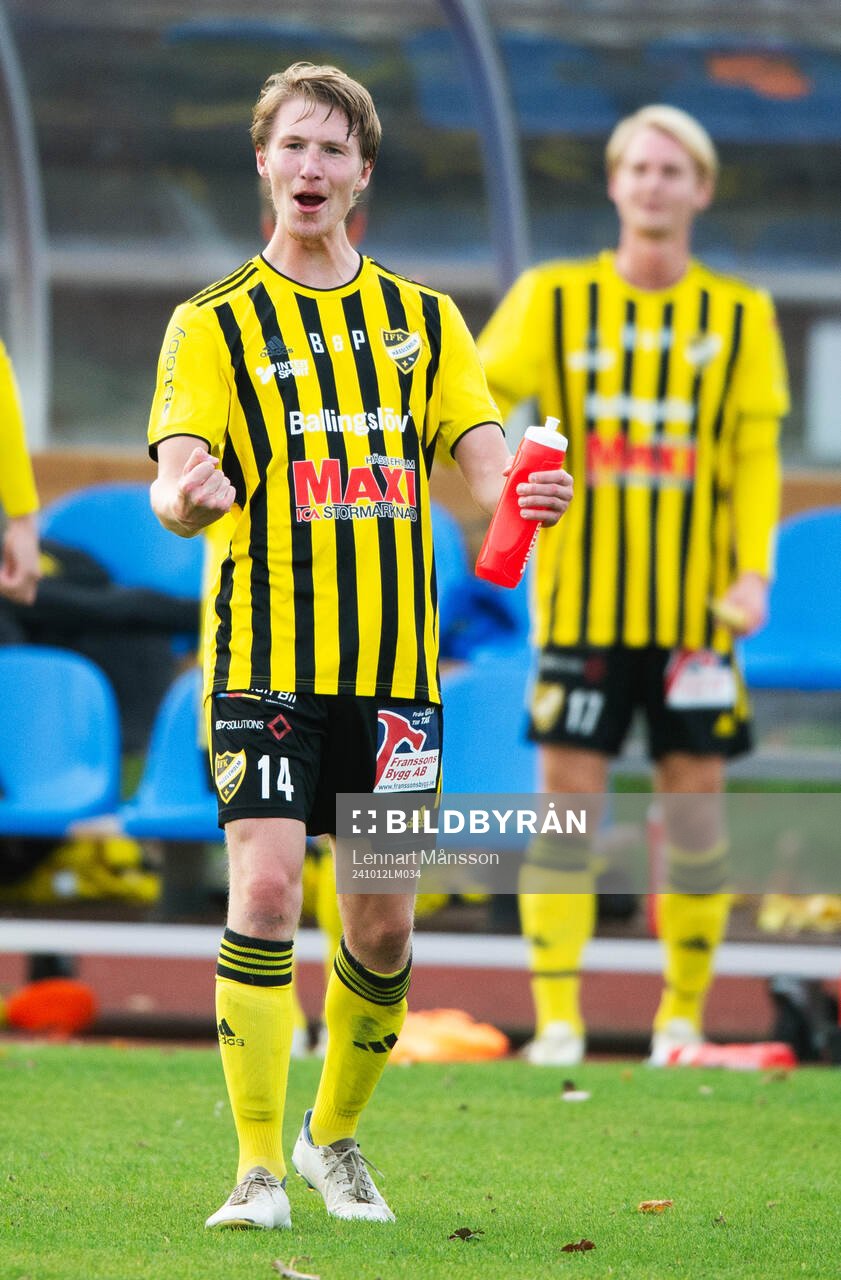 Slutsignal och IFK Hässleholms Hugo Arvidsson jublar i matchen i division 2 mellan IFK Simrishamn och IFK Hässleholm i Simrishamn 12 oktober 2024.