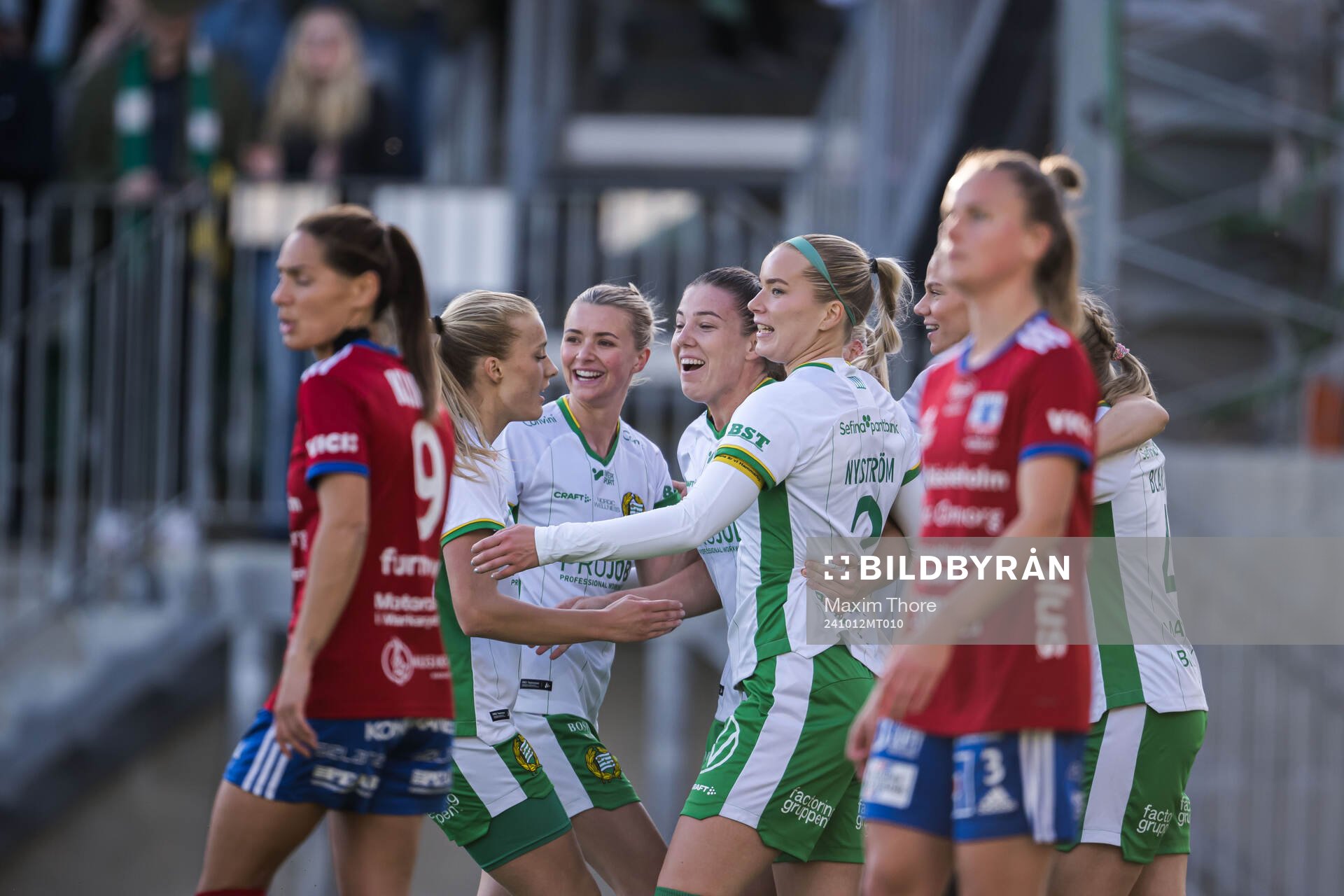 Hammarbys Emma Westin jublar efter 2-0 under fotbollsmatchen i Damallsvenskan mellan Hammarby och Vittsjö den 12 oktober 2024 i Stockholm.