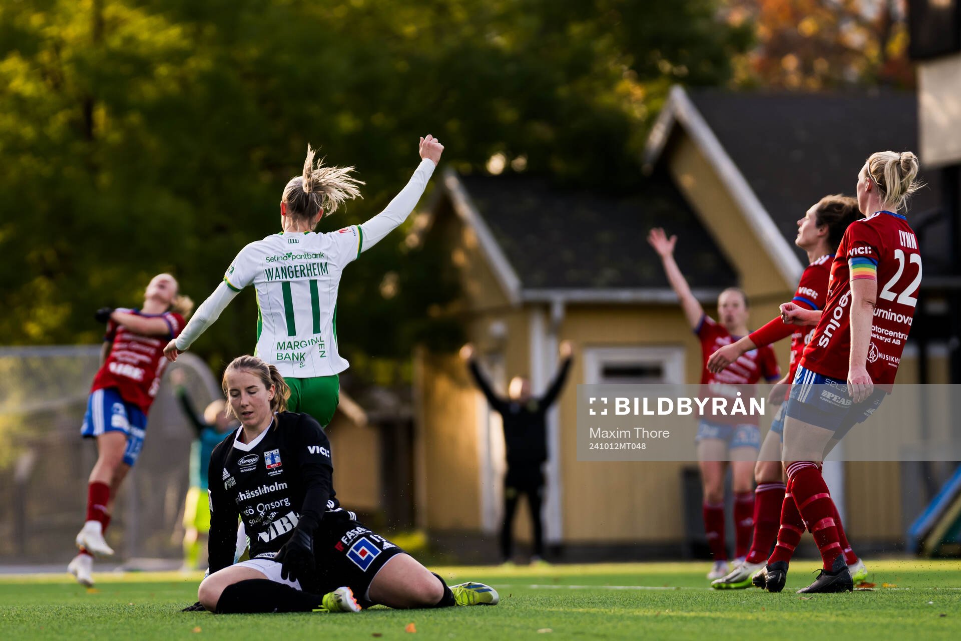 Hammarbys Ellen Wangerheim jublar och Vittsjös målvakt