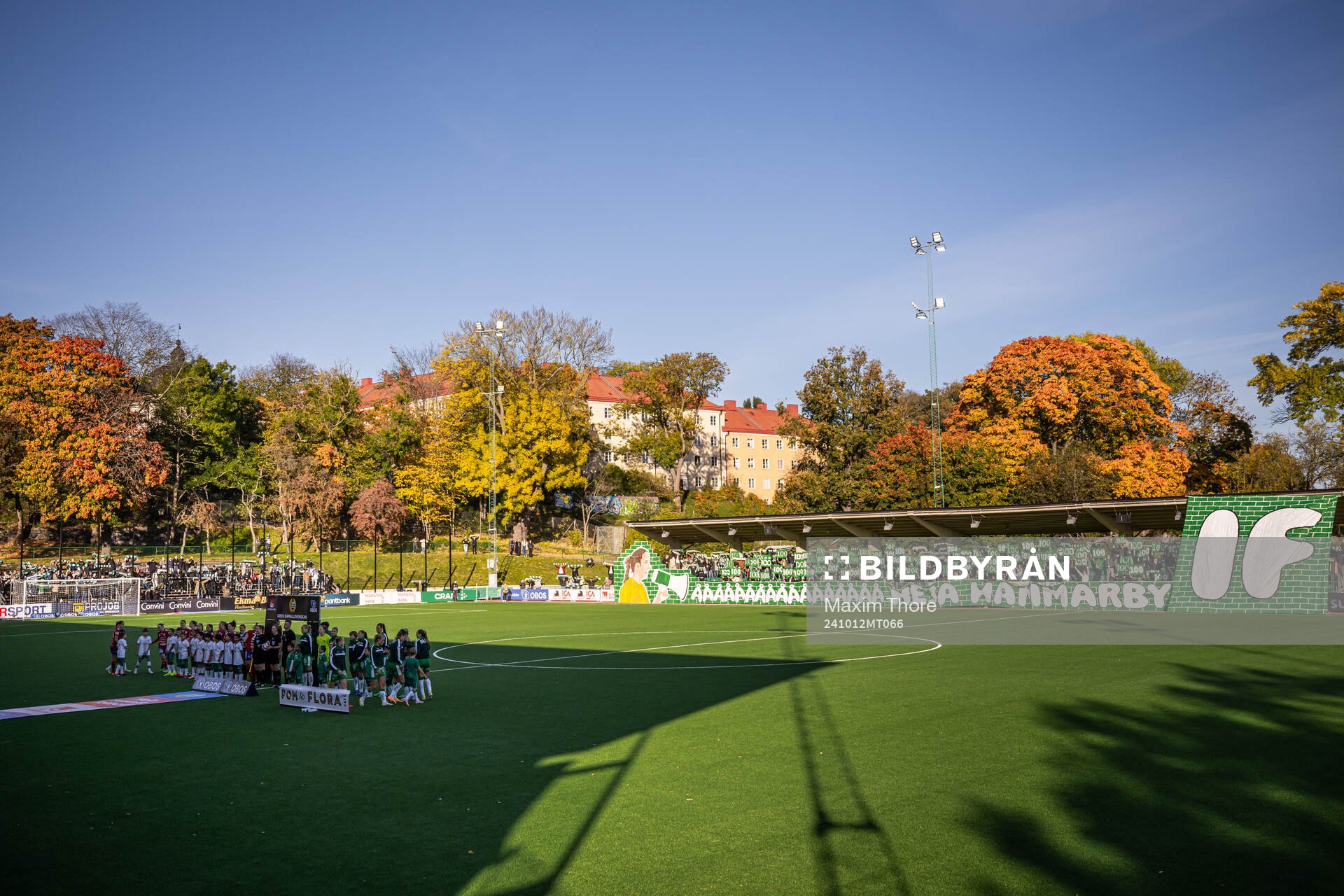 Spelarna vid line up framför ett tifo från Hammarby