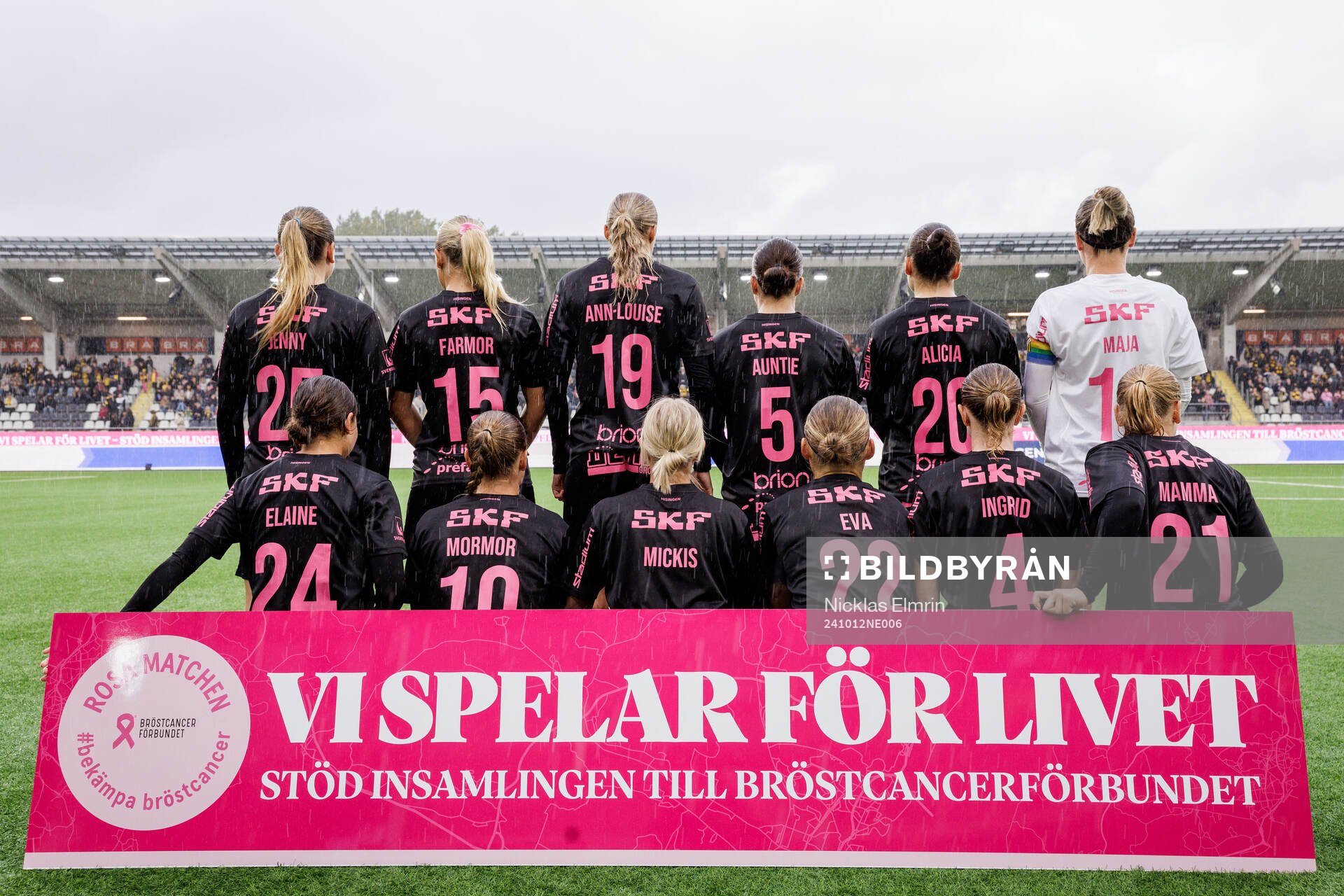 Häckens startelva visar ryggen med namn på personer