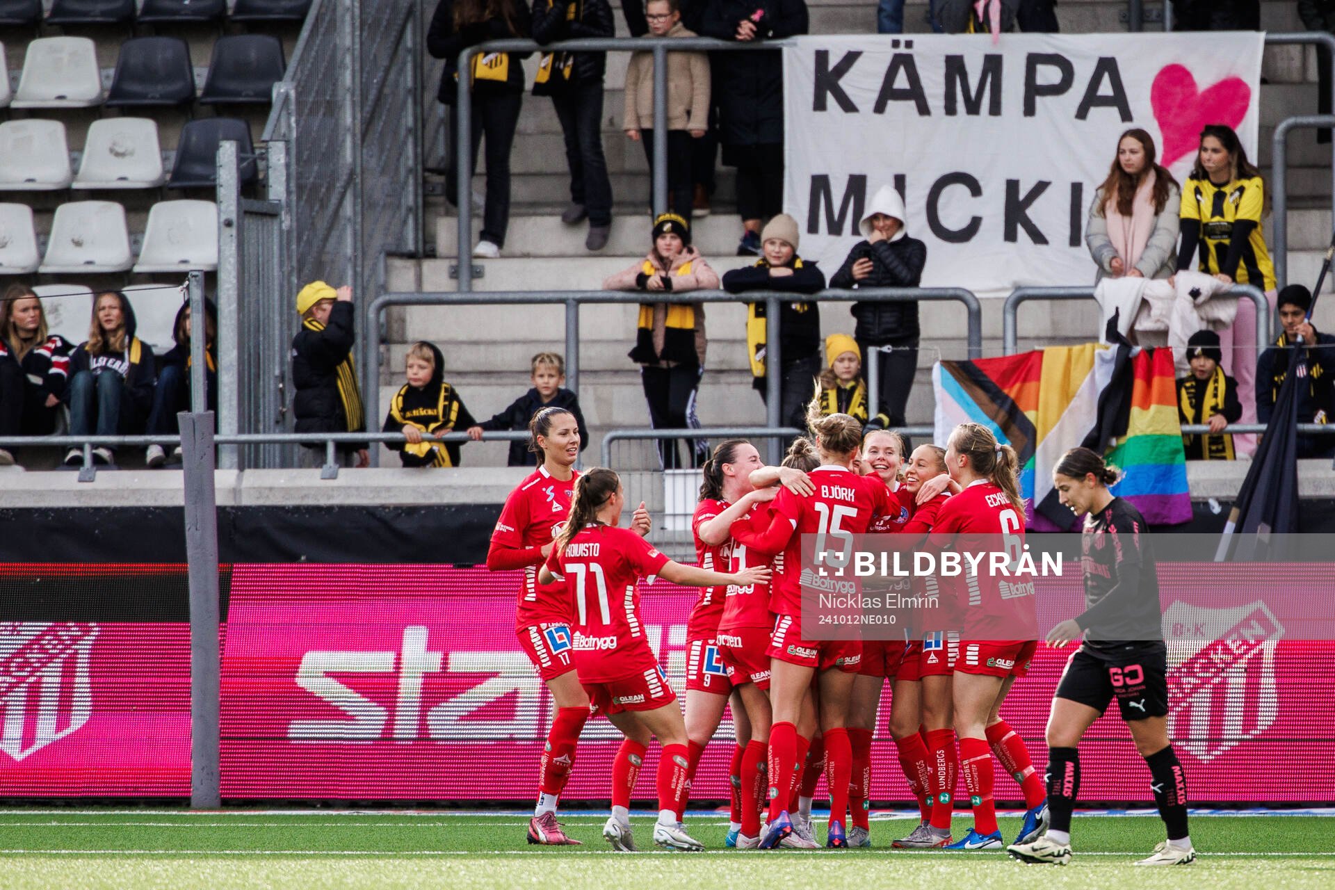 Linköpings Delaney Baie Pridham jublar med lagkamrater