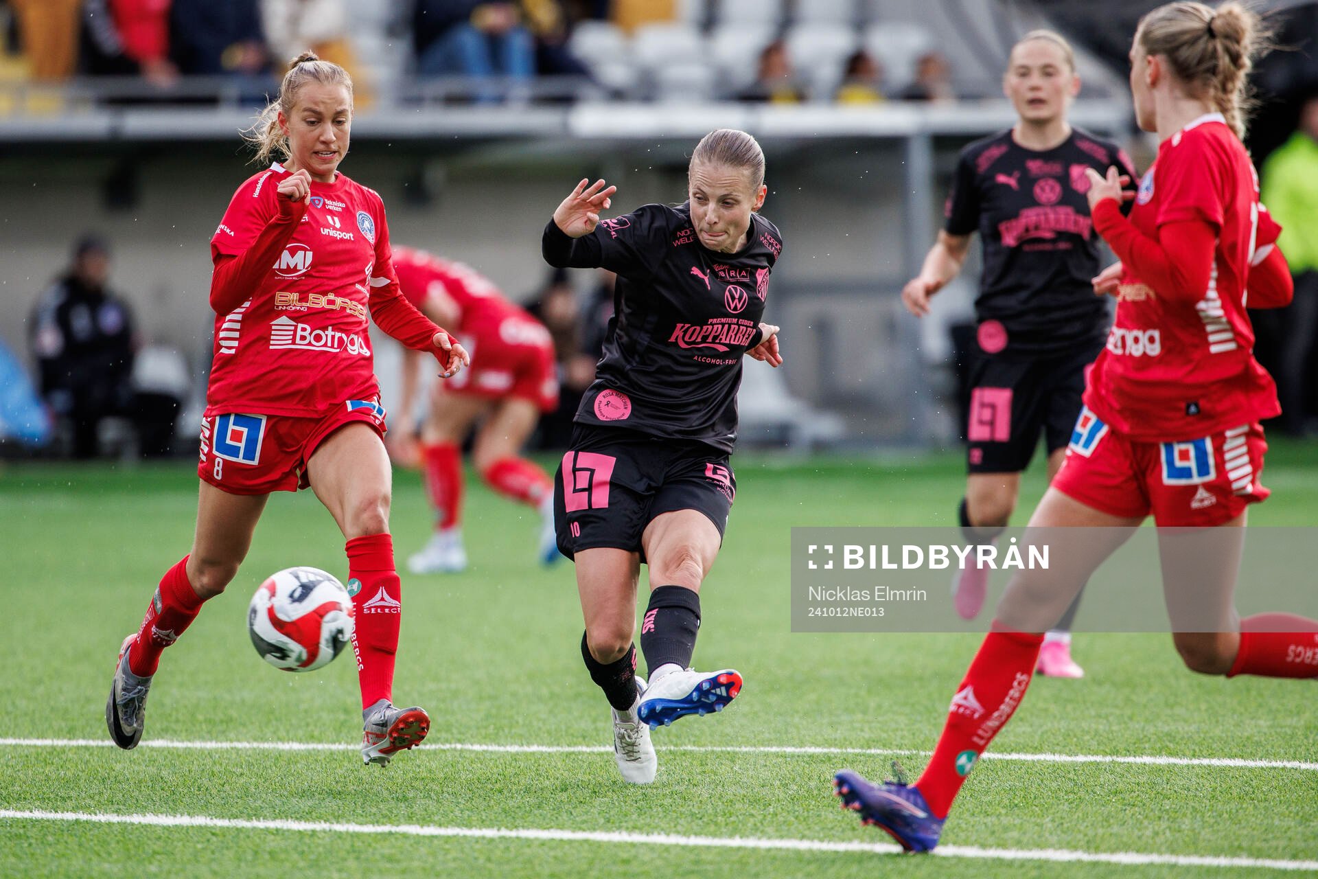 Linköpings Sara Eriksson och Häckens Anna Anvegård under fotbollsmatchen i Damallsvenskan mellan Häcken och Linköping den 12 oktober 2024 i Göteborg.