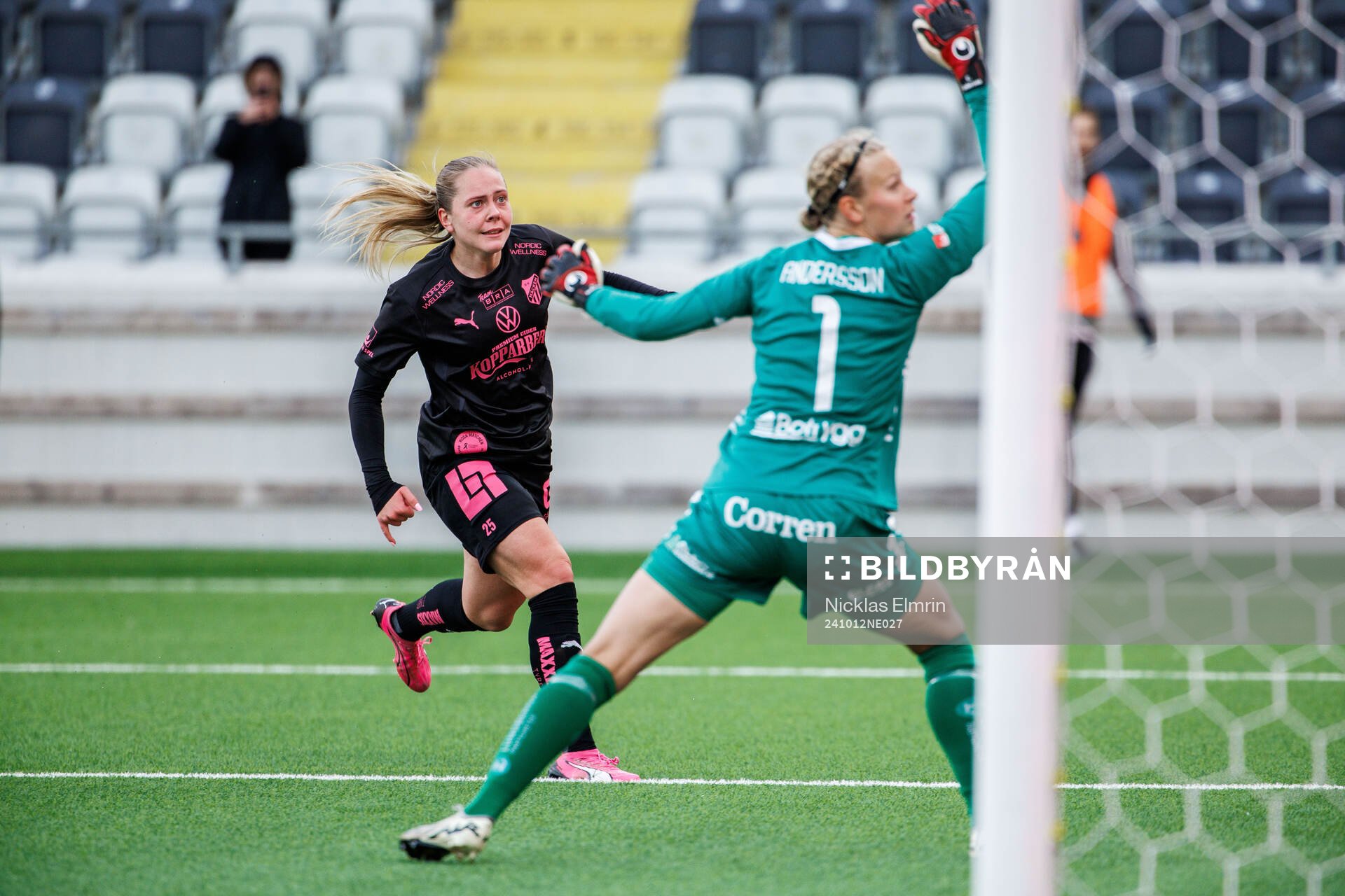 Häckens Alice Bergström och Linköpings målvakt Cajsa Andersson under fotbollsmatchen i Damallsvenskan mellan Häcken och Linköping den 12 oktober 2024 i Göteborg.