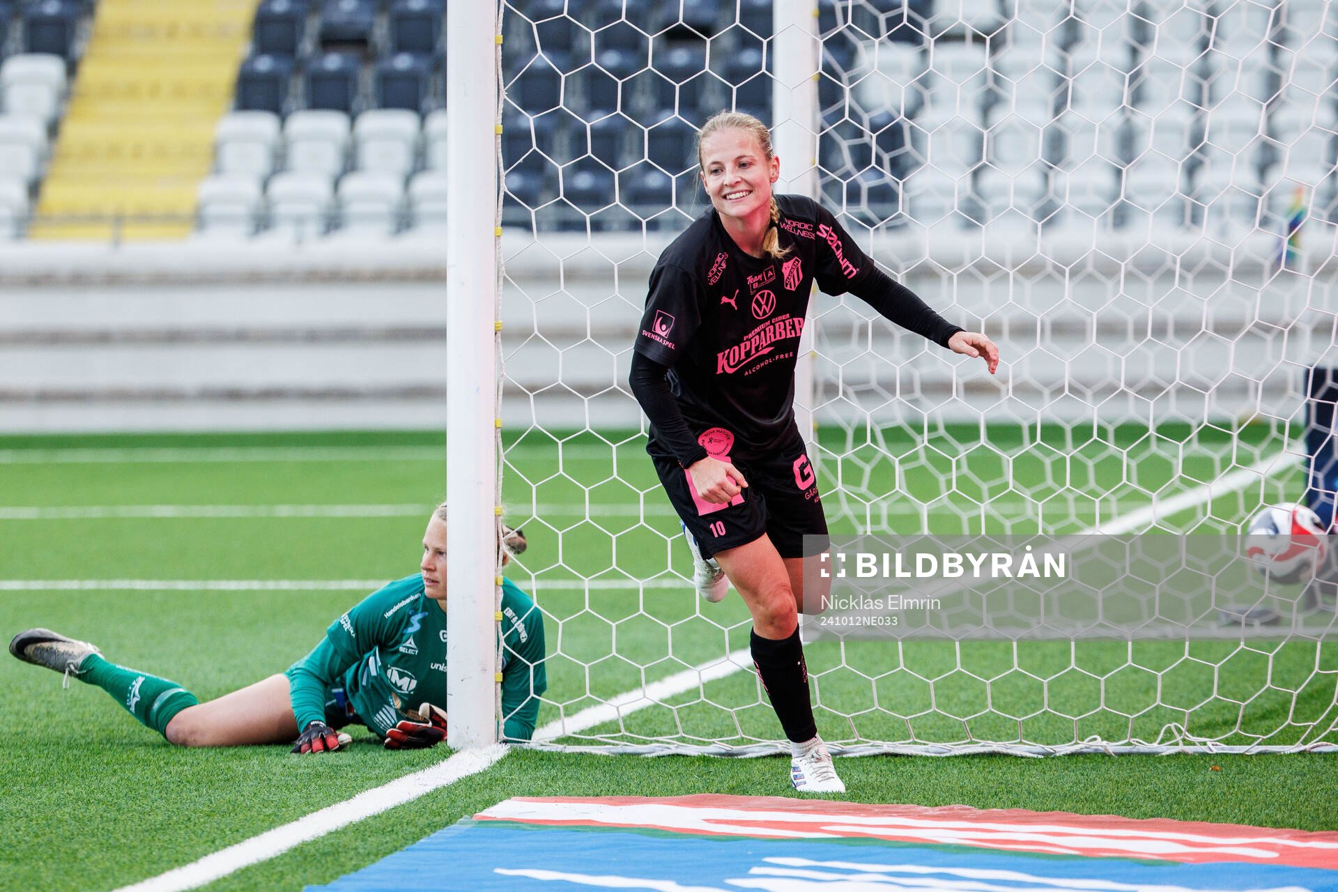 Häckens Anna Anvegård jublar 8-1