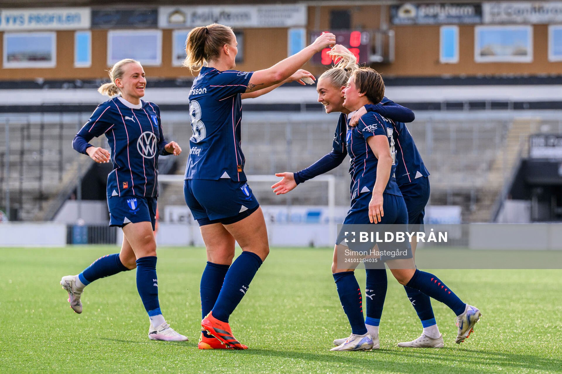 Malmö FFs Beatrice Persson jublar efter 0-1 under fotbollsmatchen i Elitettan mellan Örebro och Malmö FF den 12 oktober 2024 i Örebro. 