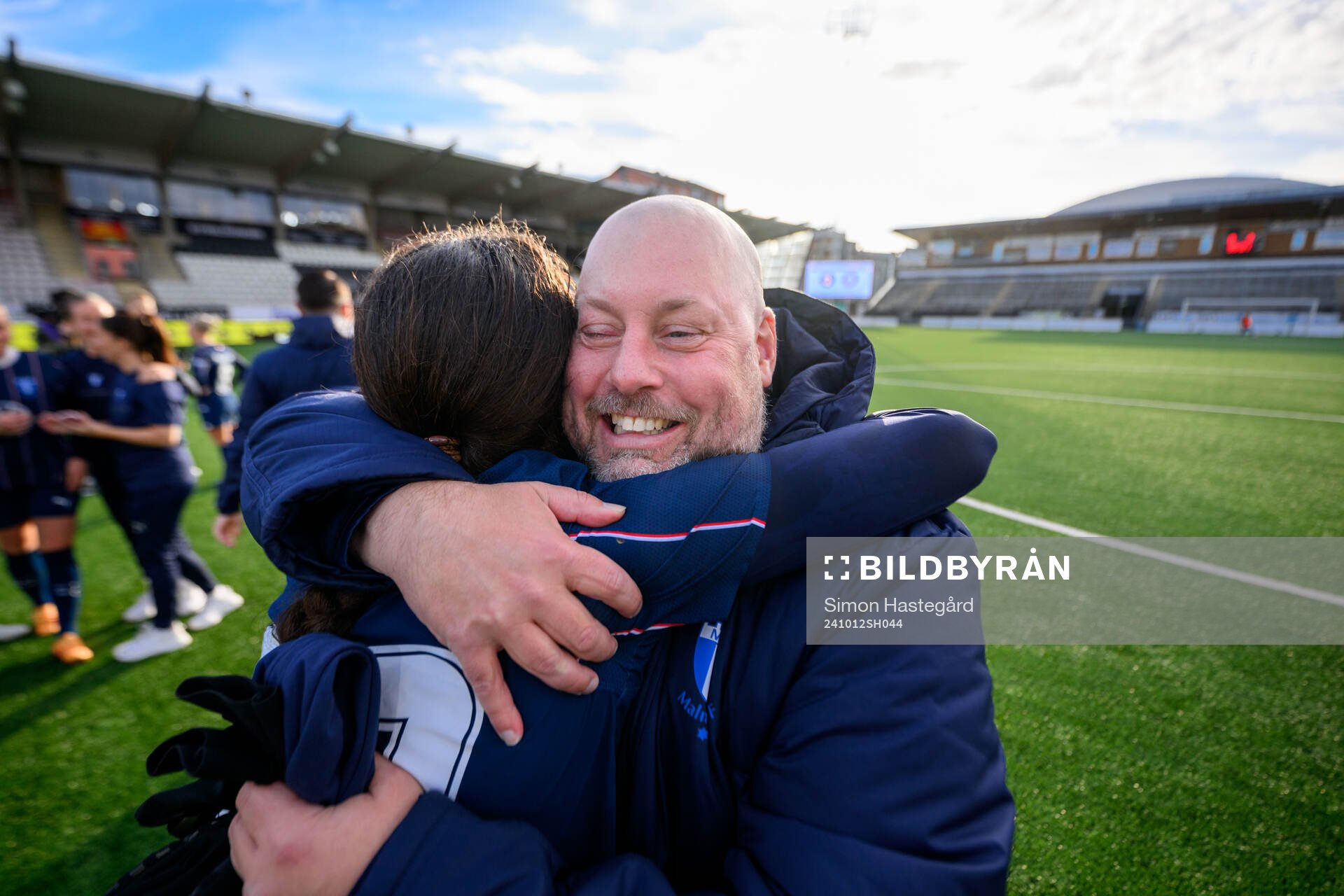 Malmö FFs Alexia Mitkovska och tränare Jonas Valfridsson jublar över avancemanget till Damallsvenskan efter fotbollsmatchen i Elitettan mellan Örebro och Malmö FF den 12 oktober 2024 i Örebro.