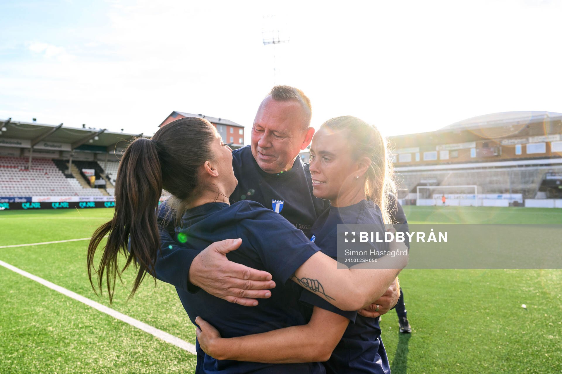 Malmö FFs Lovisa Wifvesson, lagledare Anders Nilsson och Elin Björklund jublar över avancemanget till Damallsvenskan efter fotbollsmatchen i Elitettan mellan Örebro och Malmö FF den 12 oktober 2024 i Örebro.