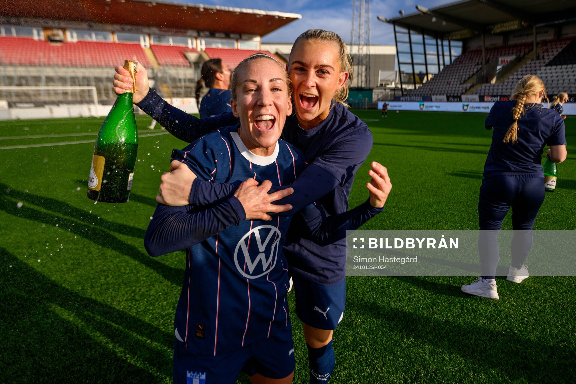 Malmö FFs Mia Persson och Beatrice Persson  jublar över
