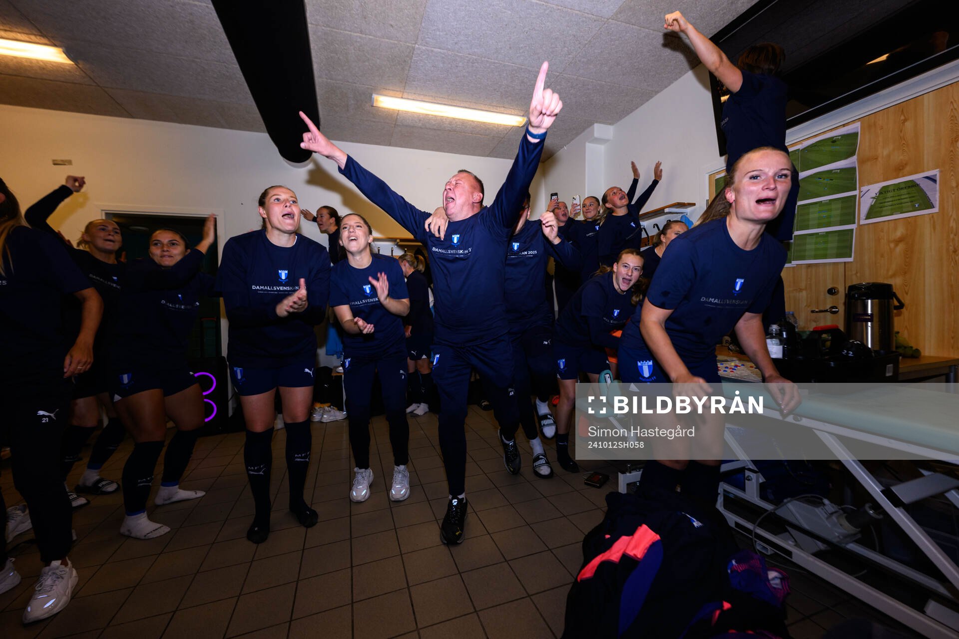 Malmö FFs spelare och ledare jublar i omklädningsrummet