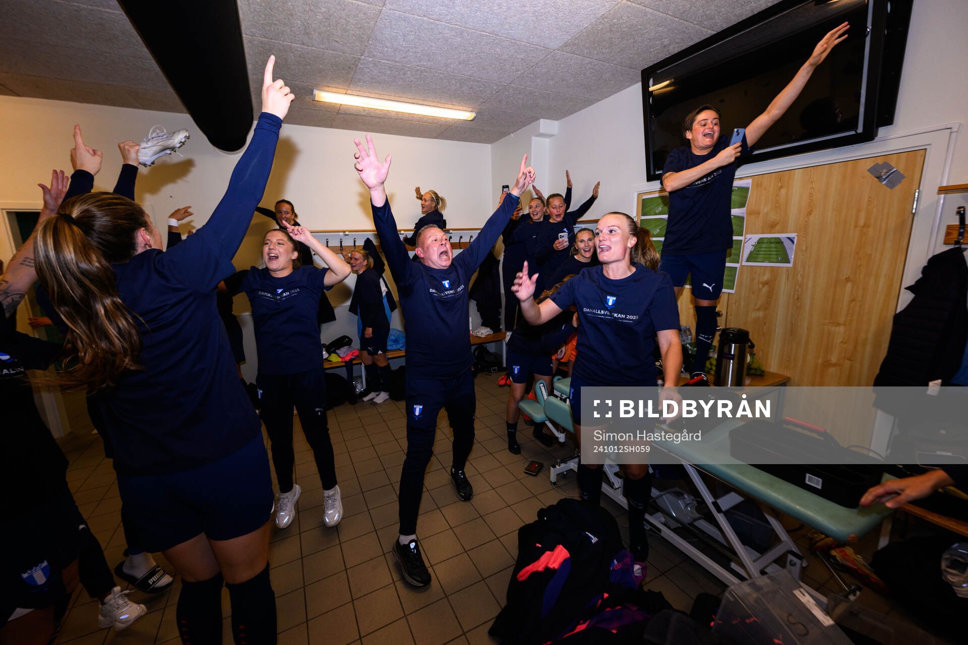 Malmö FFs spelare och ledare jublar i omklädningsrummet