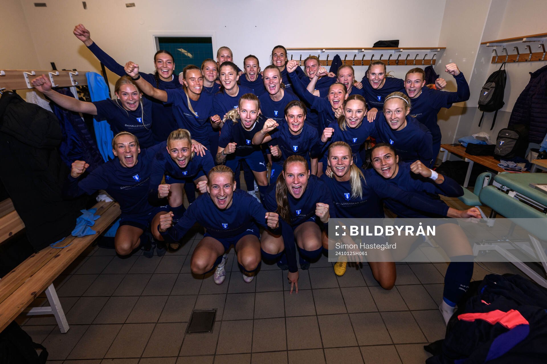 Malmö FFs spelare och ledare jublar i omklädningsrummet