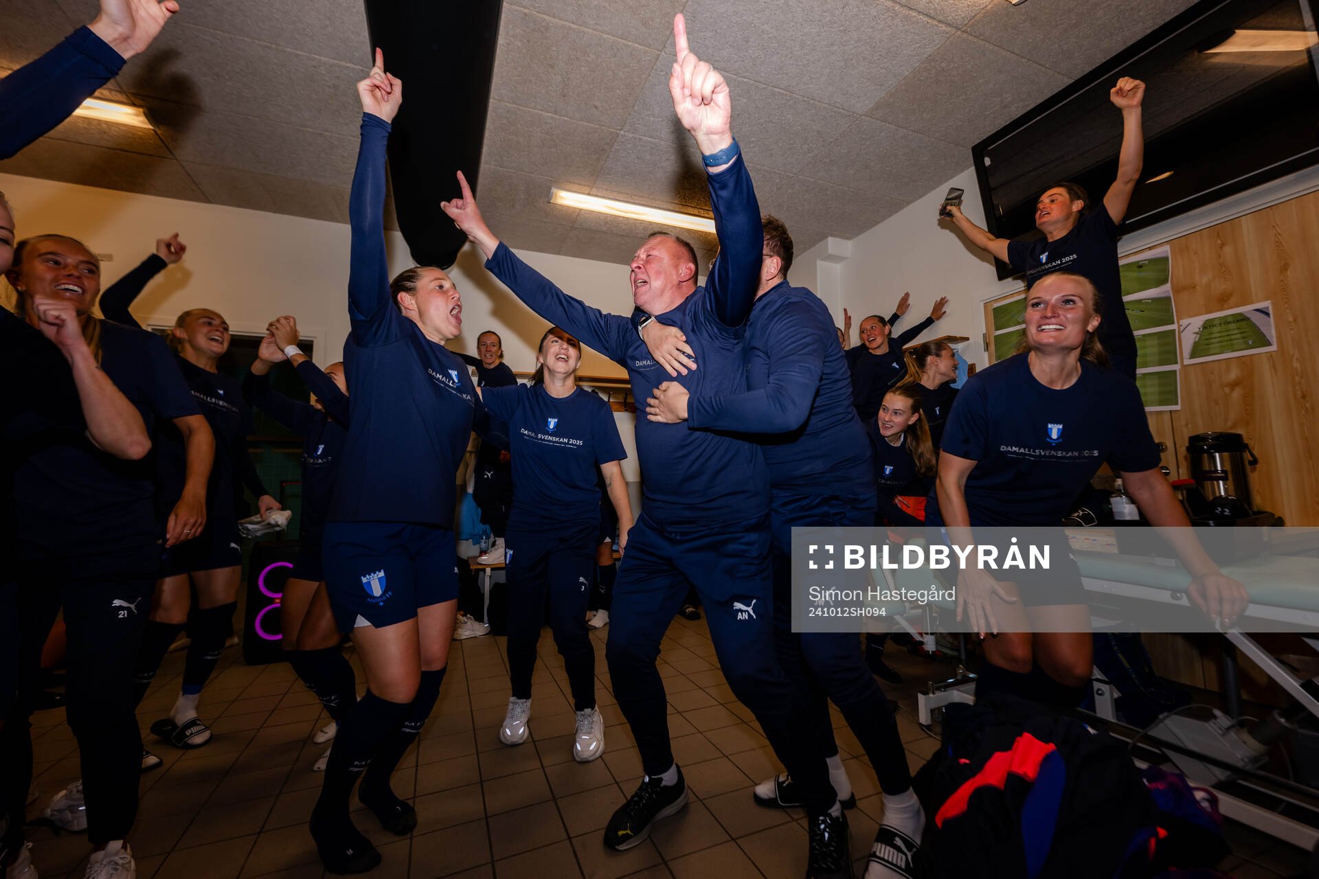 Malmö FFs lagledare Anders Nilsson jublar i