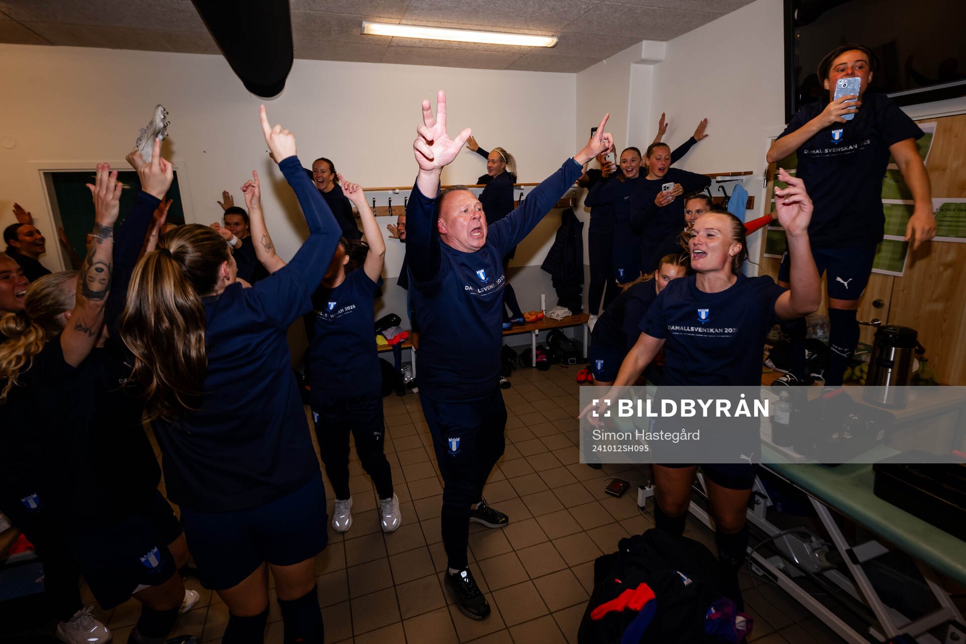 Malmö FFs lagledare Anders Nilsson jublar i omklädningsrummet efter fotbollsmatchen i Elitettan mellan Örebro och Malmö FF den 12 oktober 2024 i Örebro. 