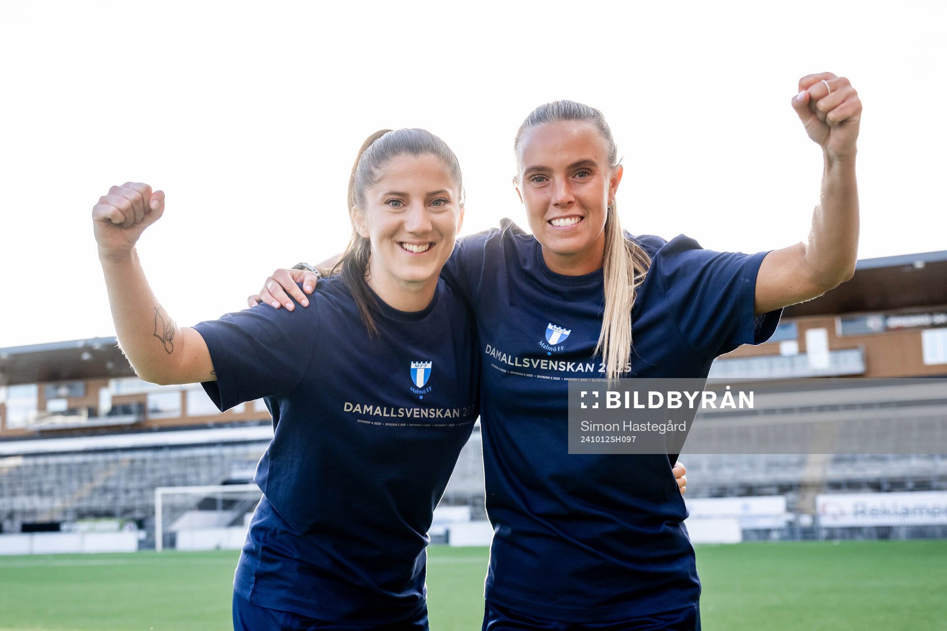 Malmö FFs Lovisa Wifvesson och Elin Björklund jublar