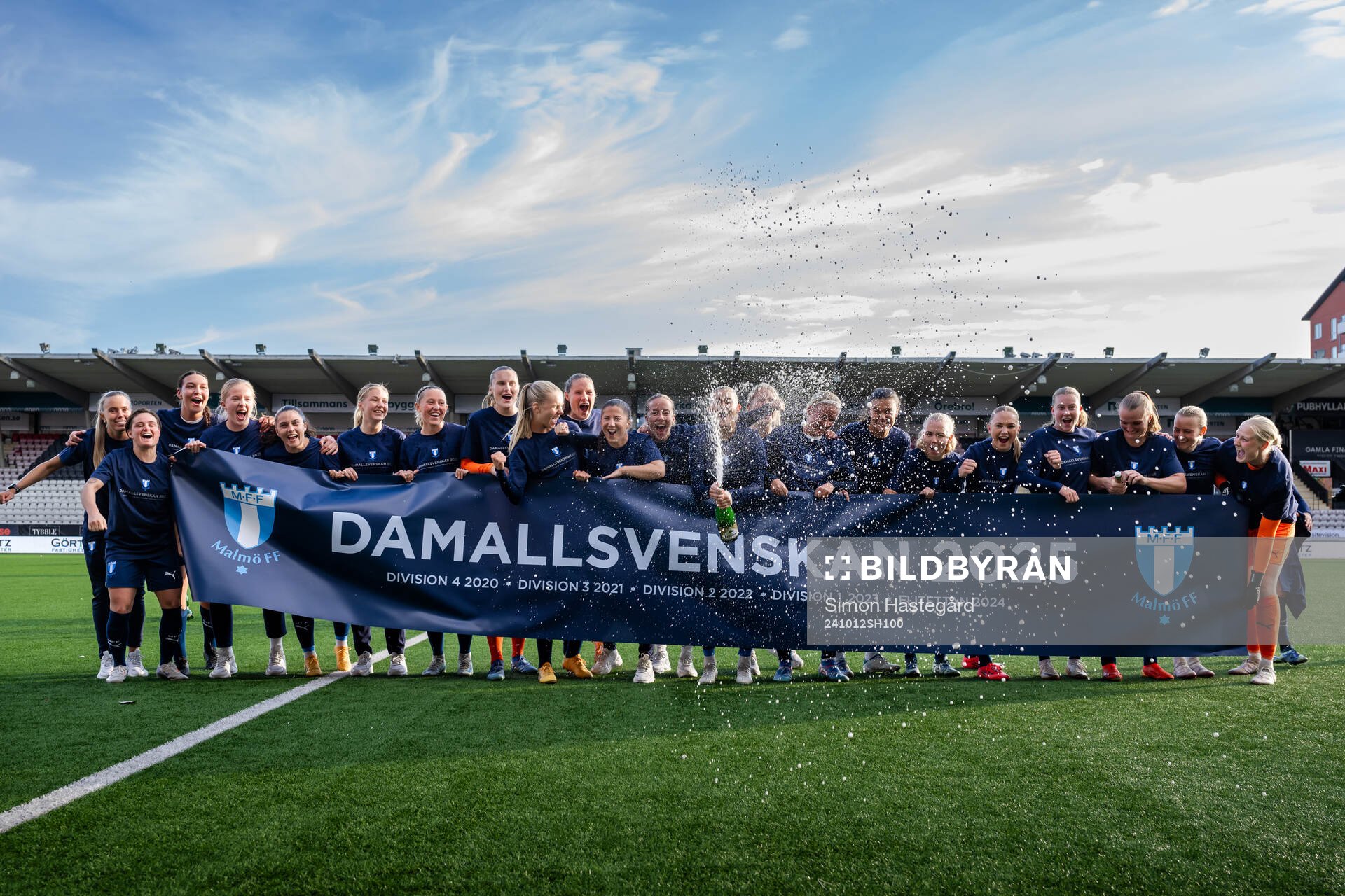 Malmö FFs spelare jublar efter fotbollsmatchen i Elitettan mellan Örebro och Malmö FF den 12 oktober 2024 i Örebro. 