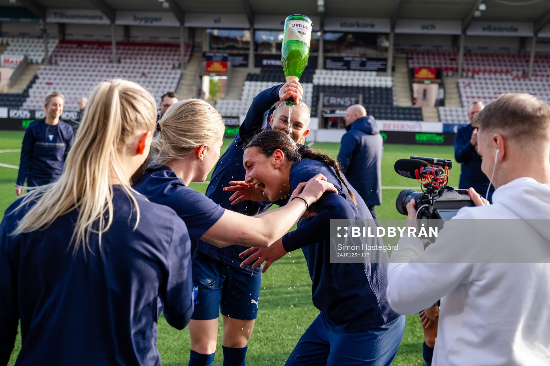 Malmö FFs Beatrice Persson och Alexia Mitkovska  jublar