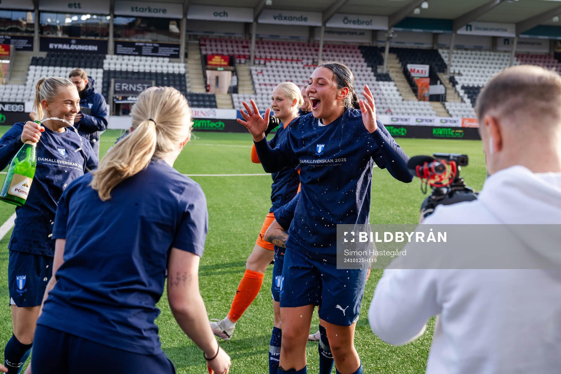 Malmö FFs Beatrice Persson och Alexia Mitkovska  jublar