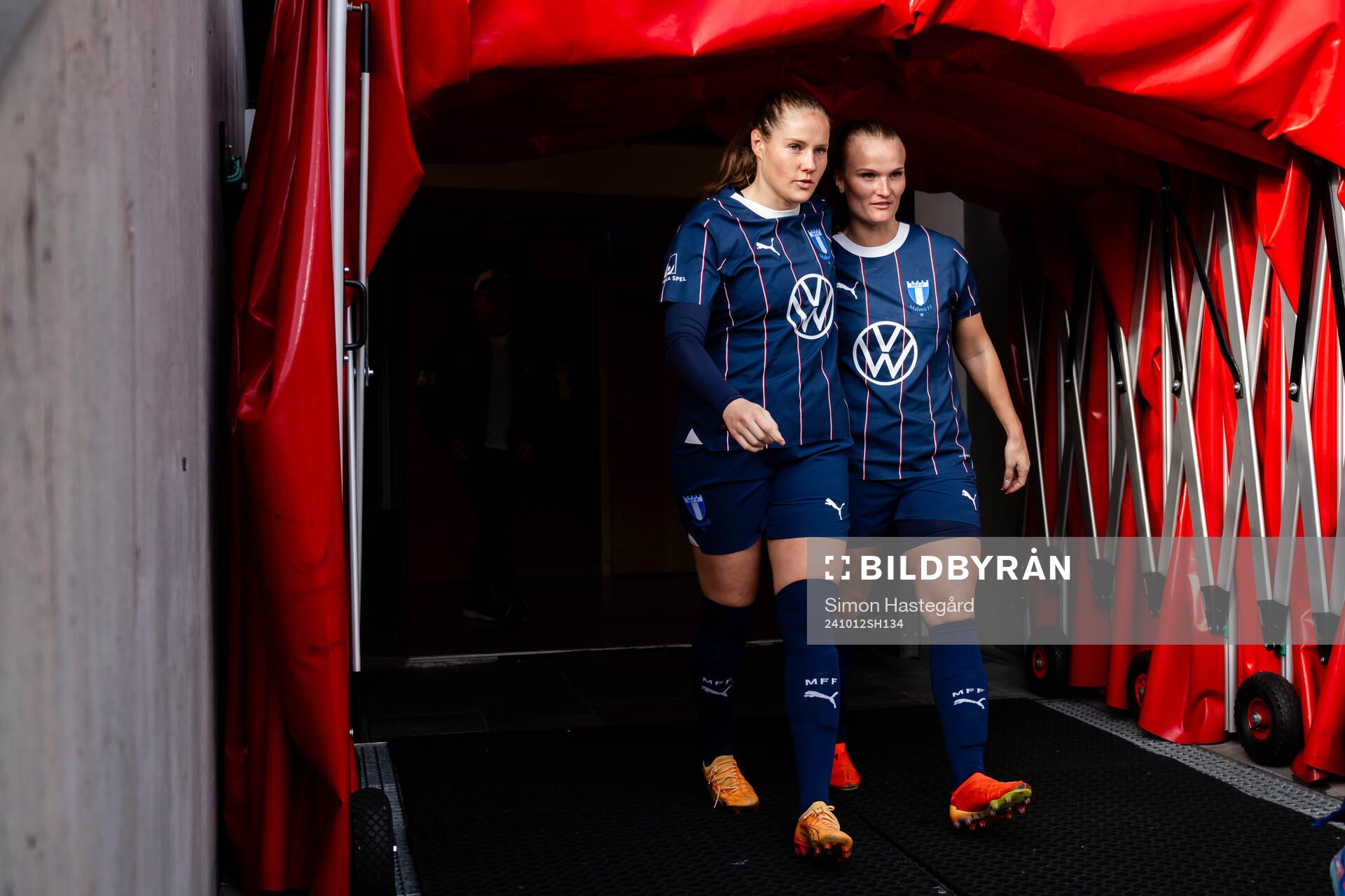 almö FFs Linnea Svensson och Lovisa Gustafsson kommer ut ur spelartunneln i halvtid under fotbollsmatchen i Elitettan mellan Örebro och Malmö FF den 12 oktober 2024 i Örebro.