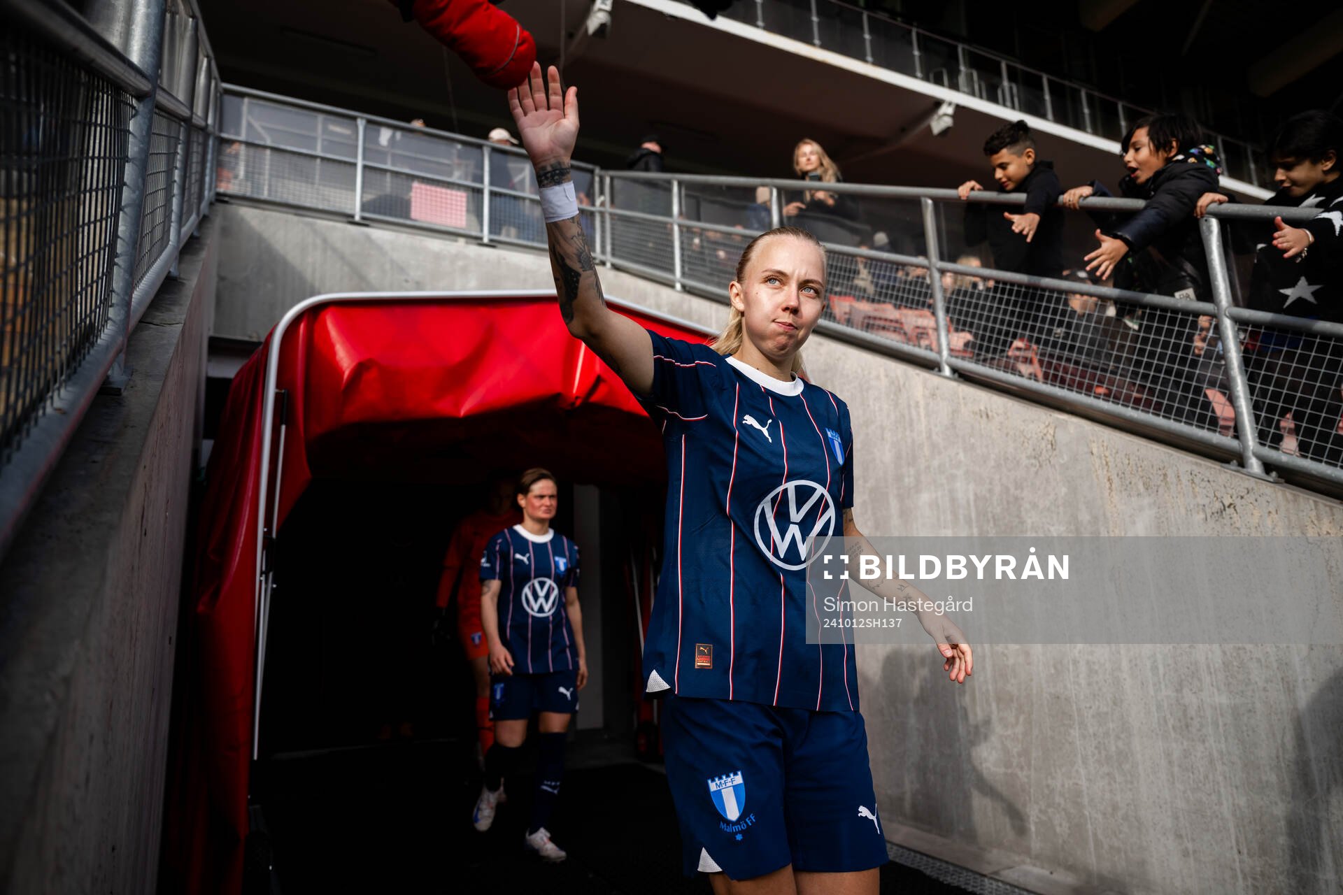 Malmö FFs Nathalie Hoff Persson kommer ut ur spelartunneln