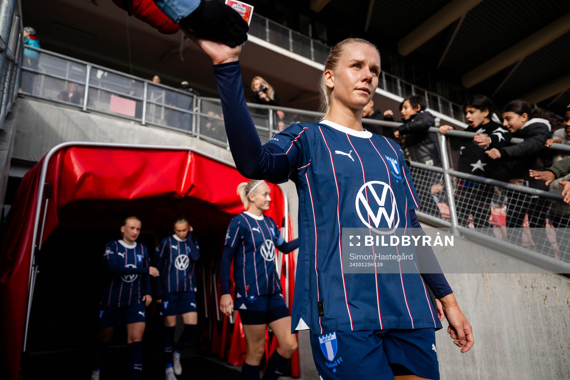 Malmö FFs Nellie Lilja kommer ut ur spelartunneln i halvtid