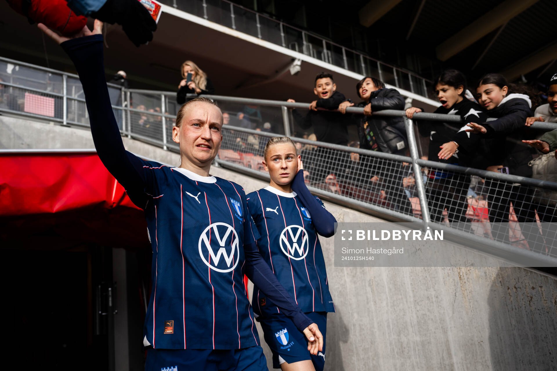 Malmö FFs Sofia Wännerdahl kommer ut ur spelartunneln i