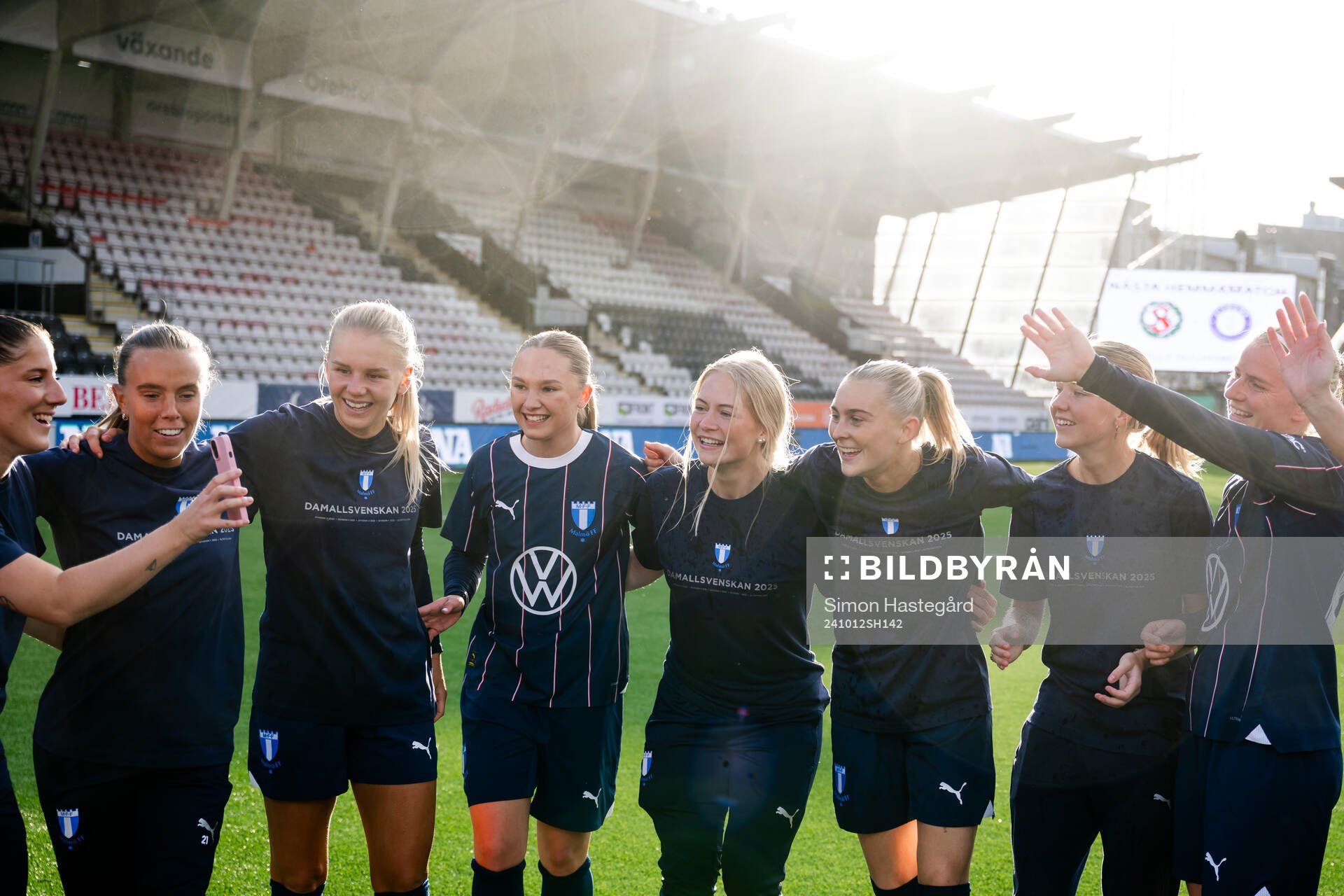 Malmö FFs spelare jublar över avancemanget till Damallsvenskan efter fotbollsmatchen i Elitettan mellan Örebro och Malmö FF den 12 oktober 2024 i Örebro.