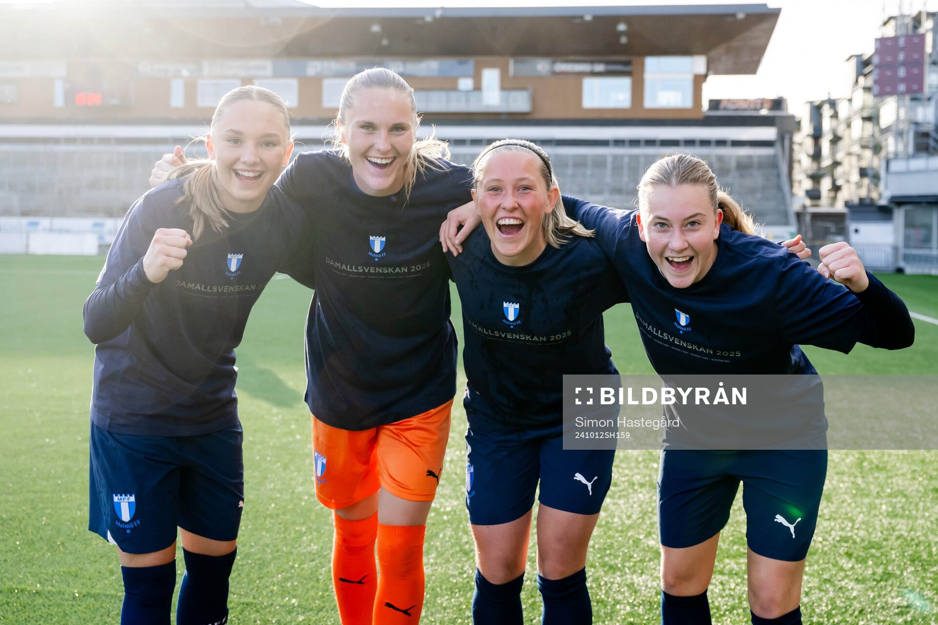 Malmö FFs spelare  jublar över avancemanget till Damallsvenskan efter fotbollsmatchen i Elitettan mellan Örebro och Malmö FF den 12 oktober 2024 i Örebro. 