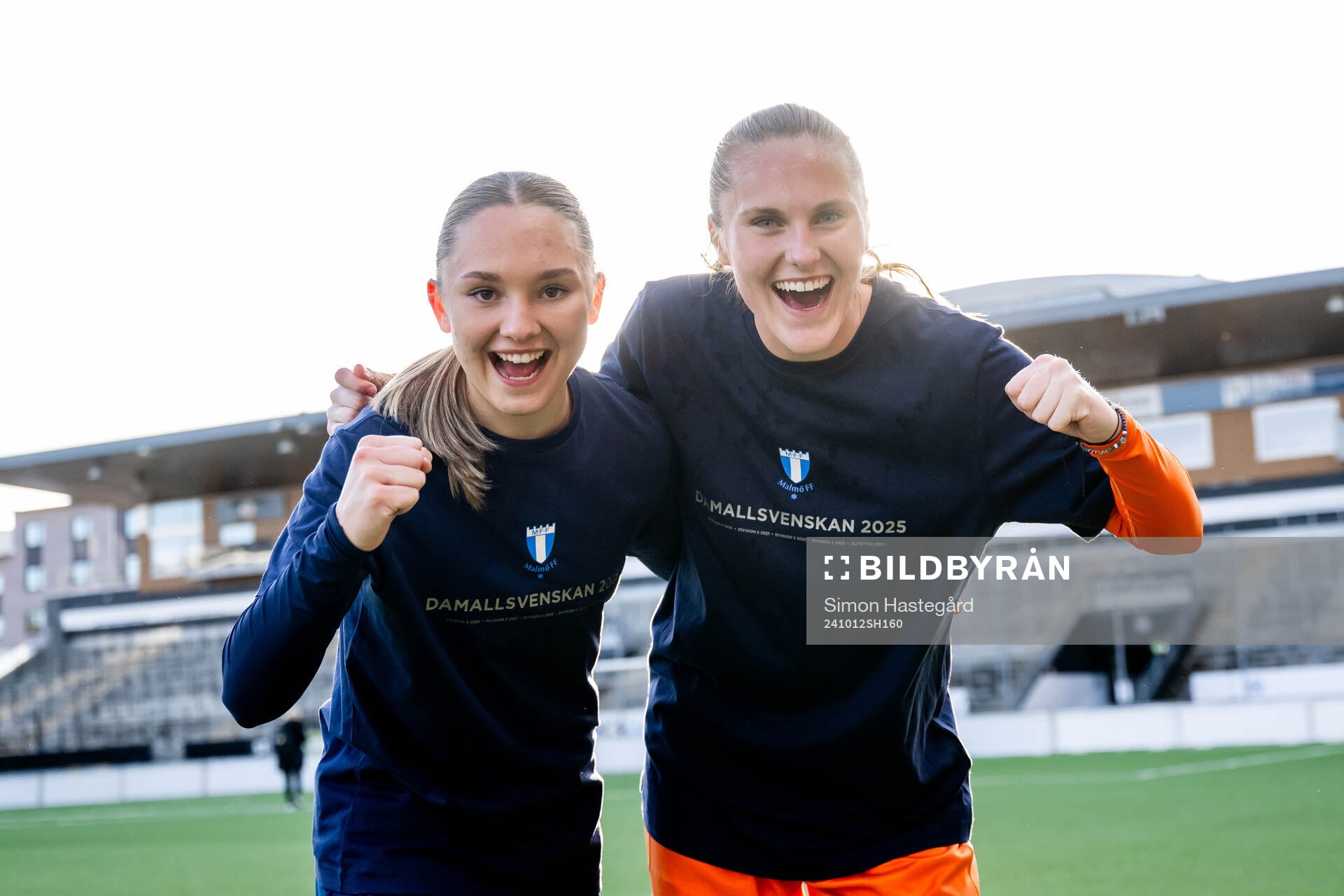 Malmö FFs Nova Rolfsson och målvakt Julia Cavander jublar