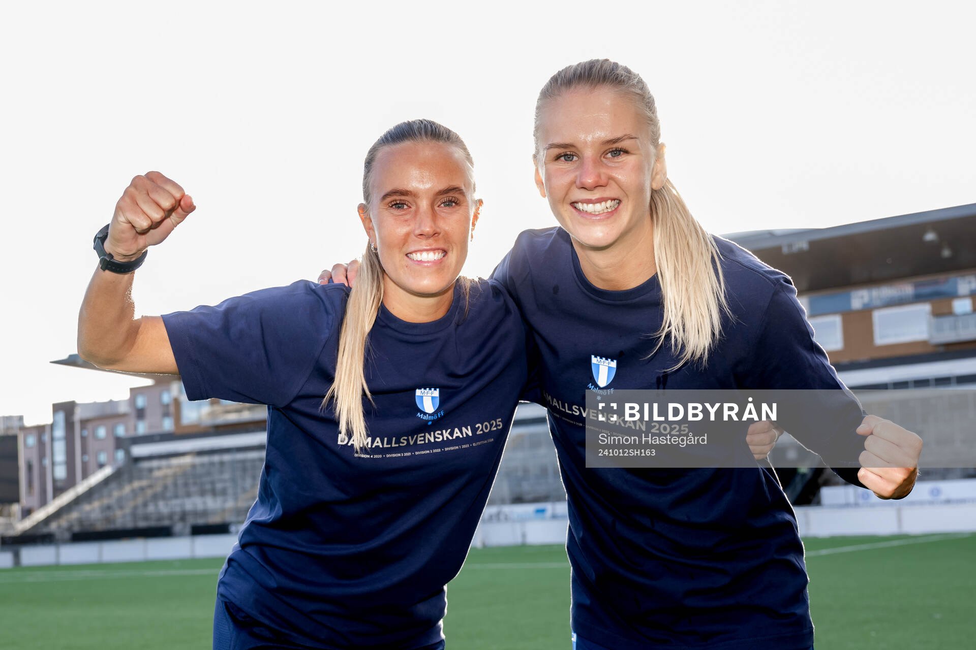 Malmö FFs Elin Björklund och Nellie Lilja jublar över avancemanget till Damallsvenskan efter fotbollsmatchen i Elitettan mellan Örebro och Malmö FF den 12 oktober 2024 i Örebro.