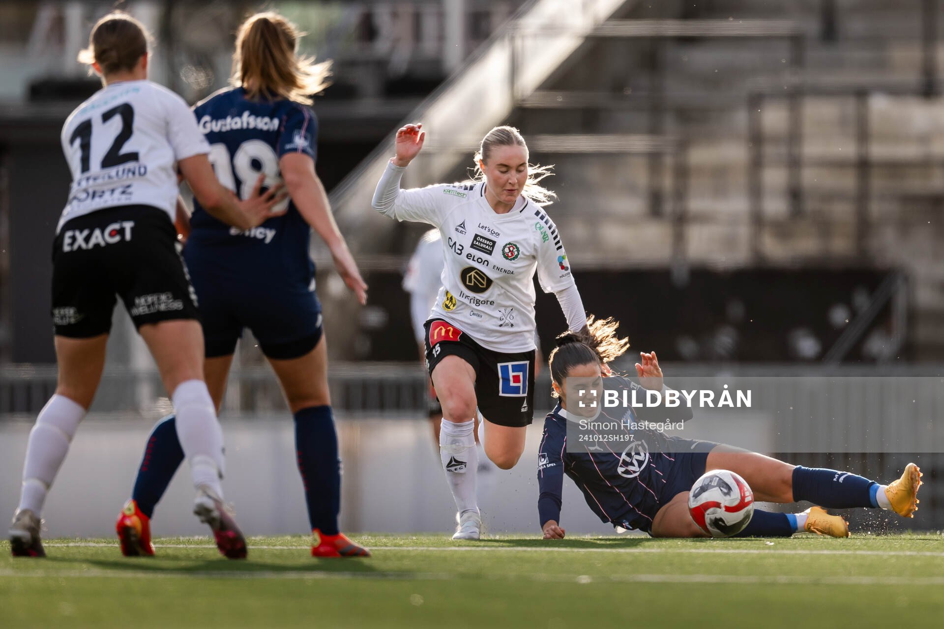 Örebros Nellie Törngren och Malmö FFs Ana Mafalda