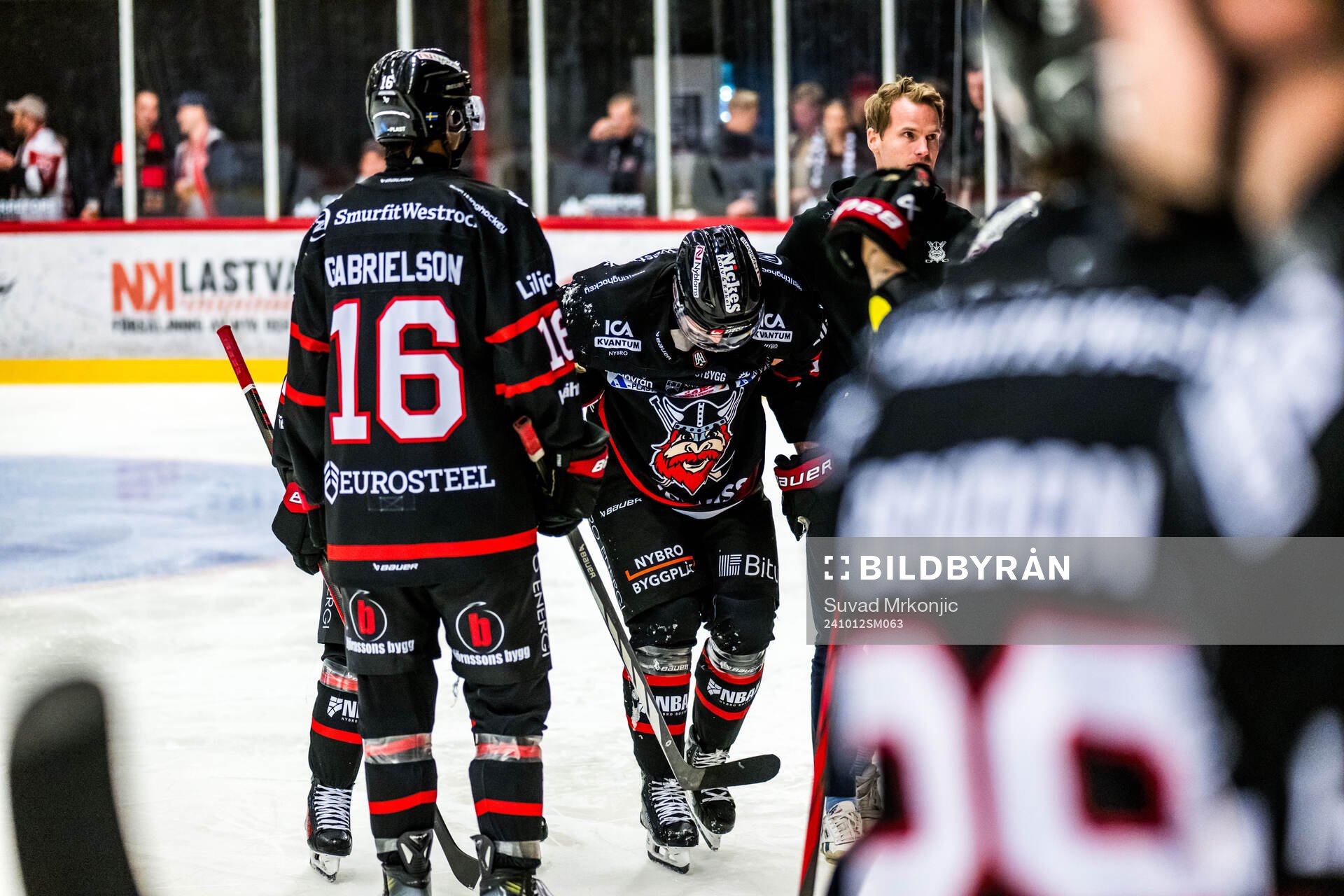 Nybros Anton Svensson lämnar planen