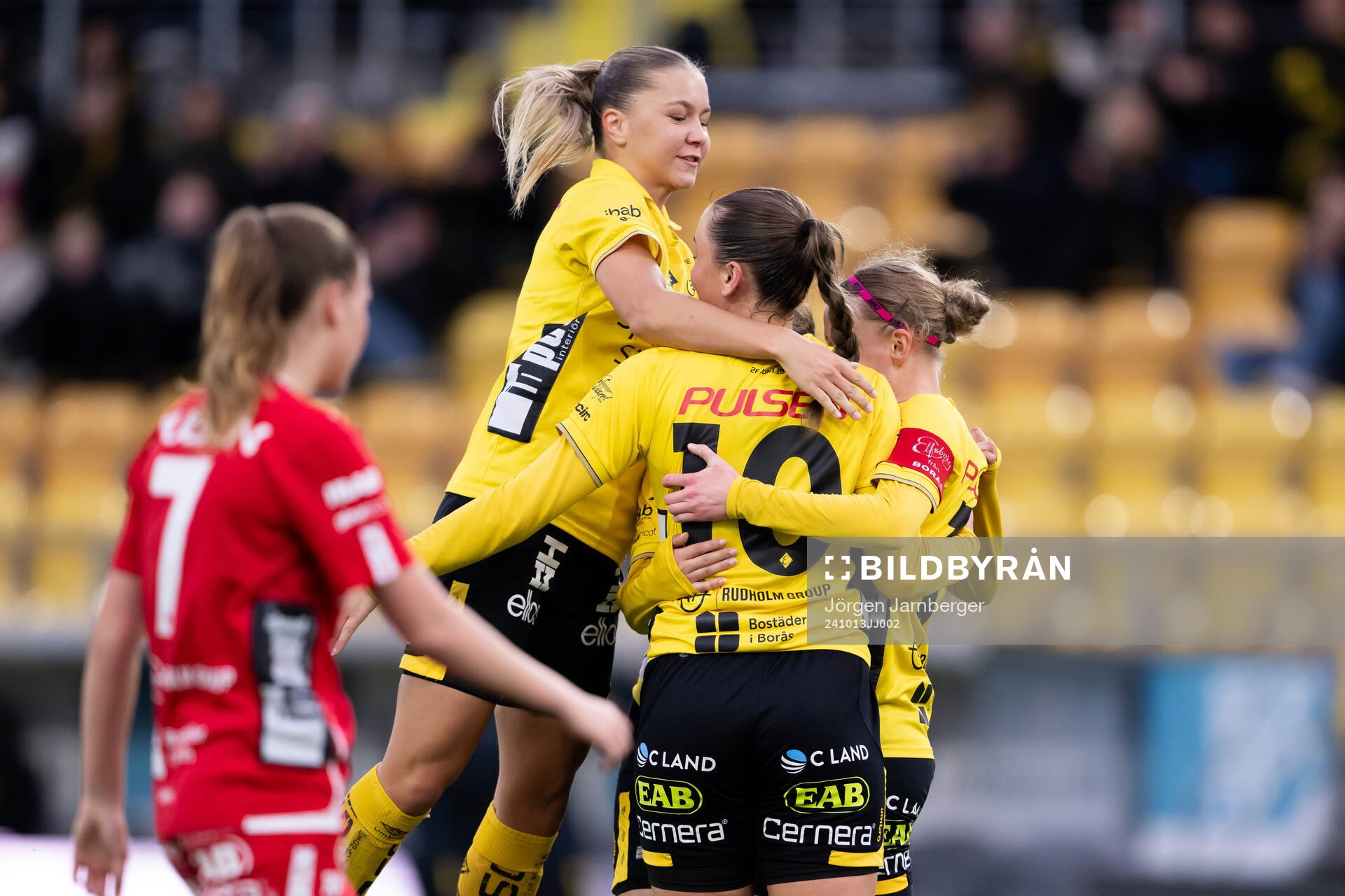 Elfsborgs Alice Broman och Stina jensen  jublar med Leann
