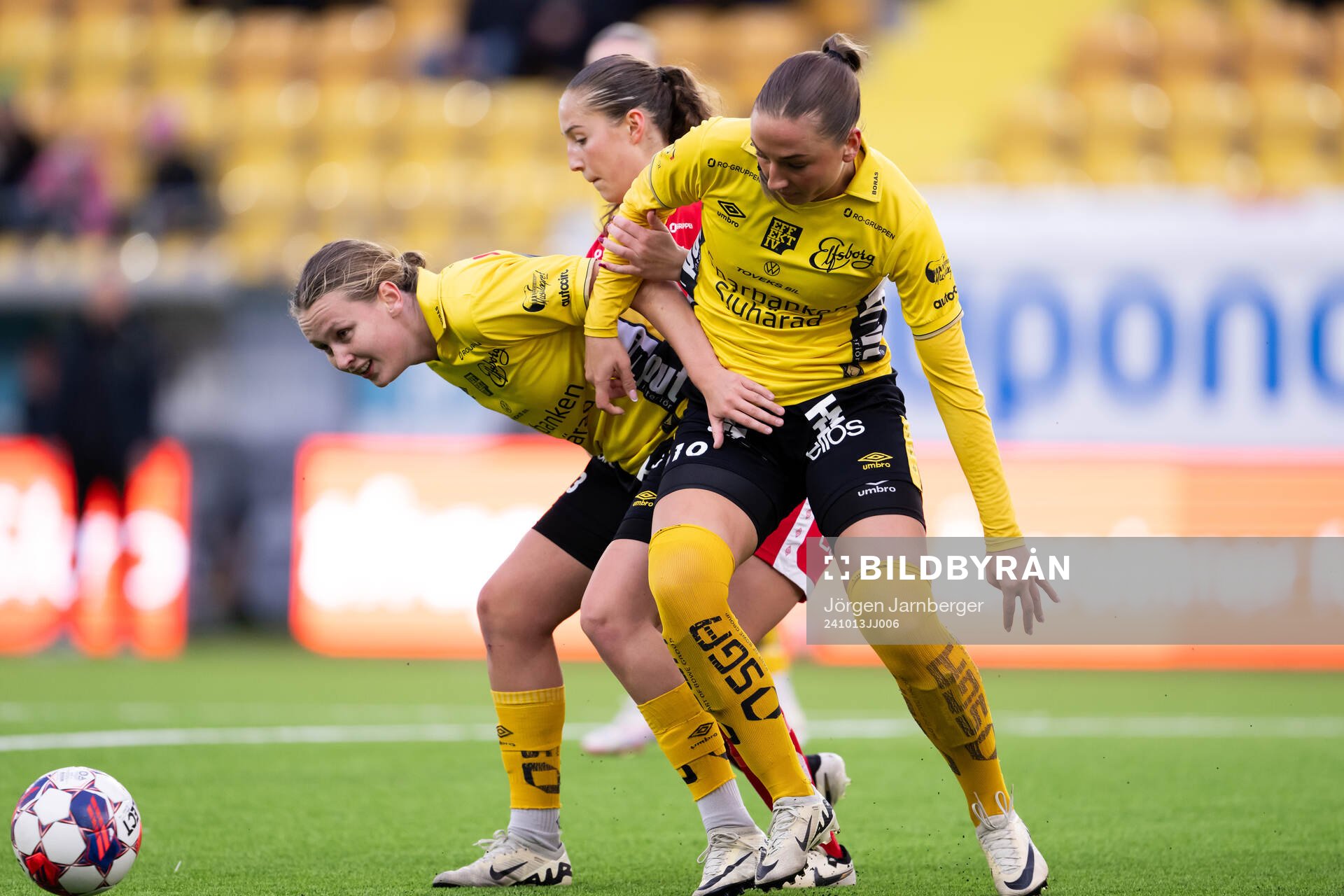 Tyresös Filippa Pettersson i kamp med Elfsborgs Ellen Nilsson och Stina jensen under fotbollsmatchen i Division 1 Mellersta mellan Elfsborg och Tyresö den 13 oktober 2024 i Borås.