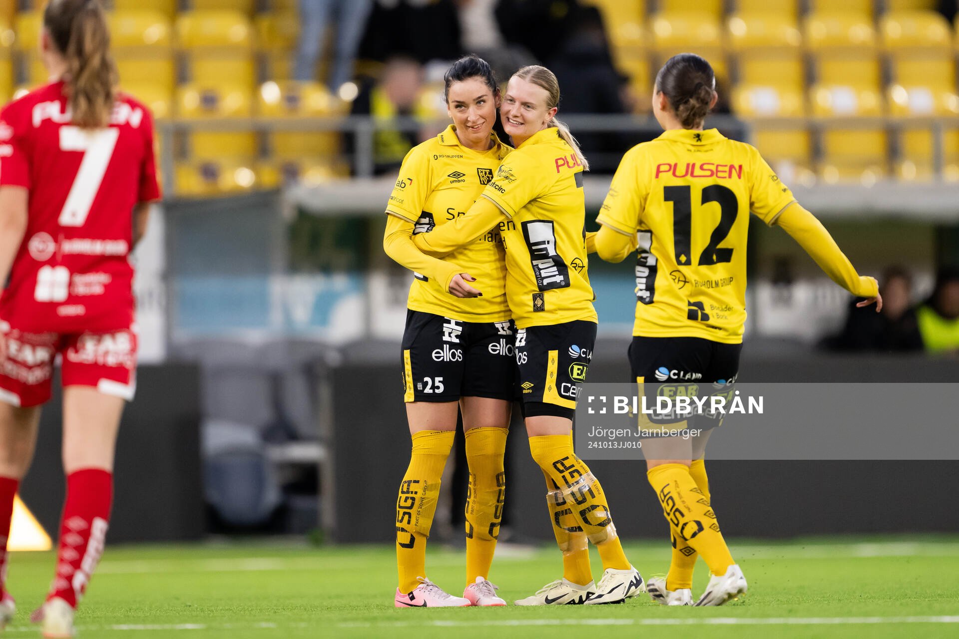 Elfsborgs Izabella Bergström jublar med Hanna Jiozon