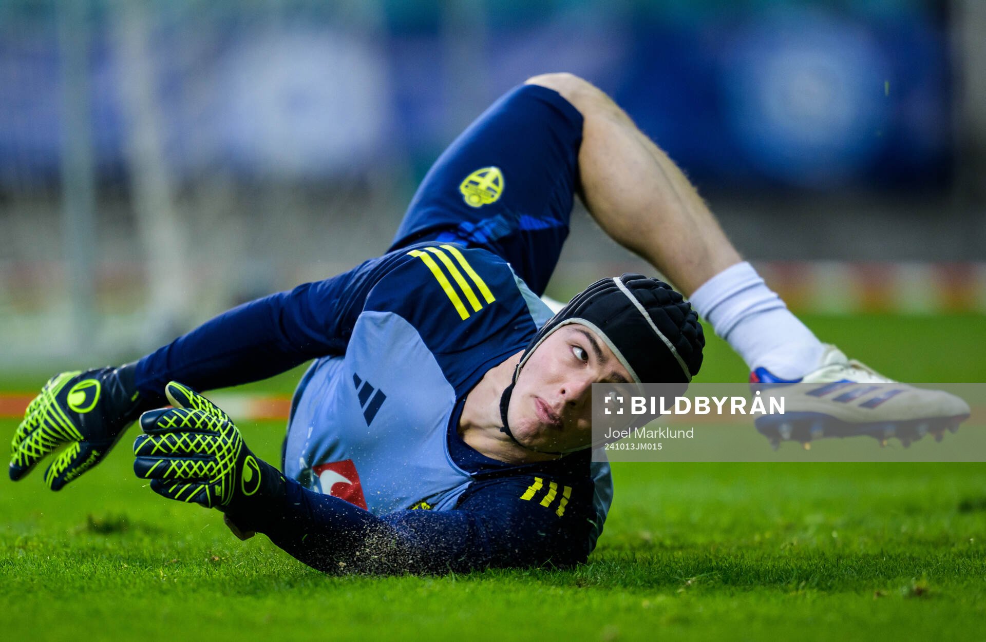 Goalkeeper Jacob Widell Zetterström of the Swedish men's national football team during a training session on October 13, 2024 in Tallinn. 