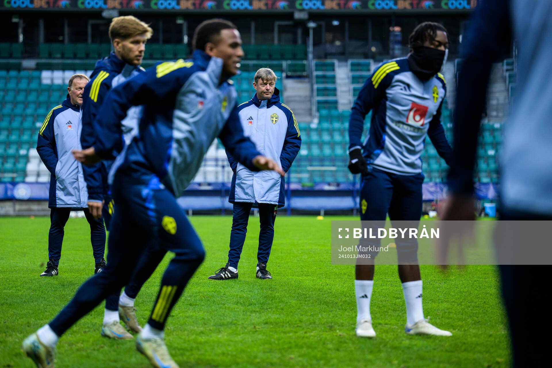 Assistant coach Remy Reijnierse and head coach Jon Dahl Tomasson of the Swedish men's national football team during a training session on October 13, 2024 in Tallinn.