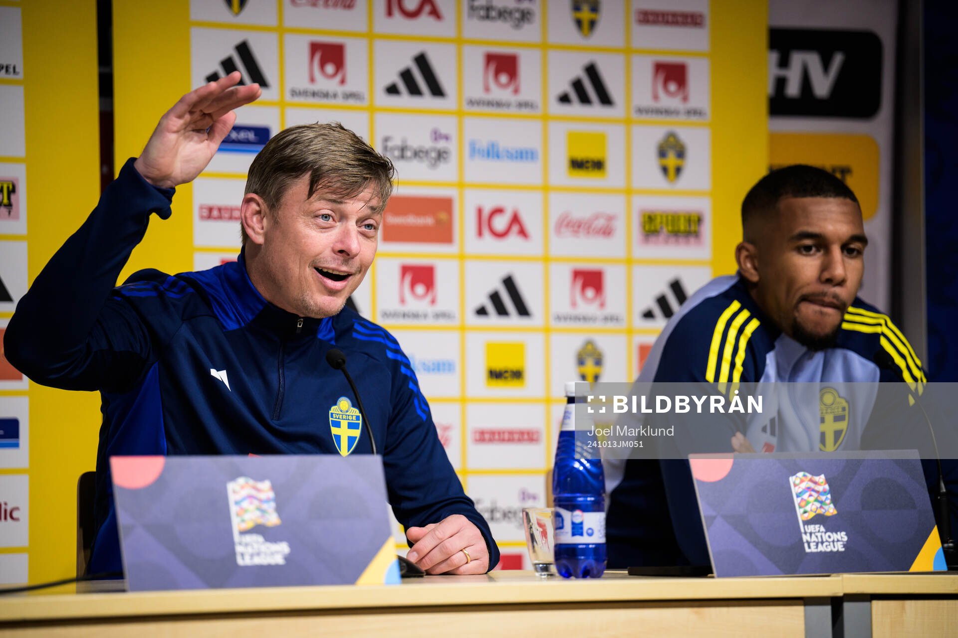 Head coach Jon Dahl Tomasson and Isak Hien of the Swedish
