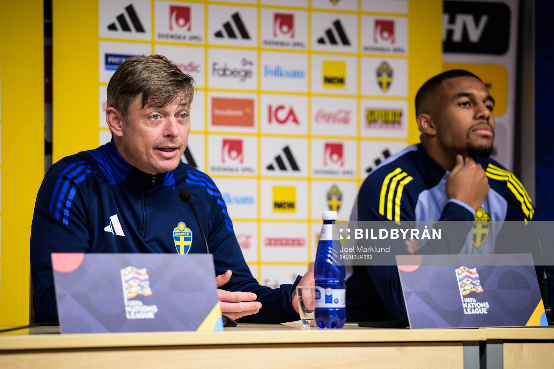 Head coach Jon Dahl Tomasson and Isak Hien of the Swedish