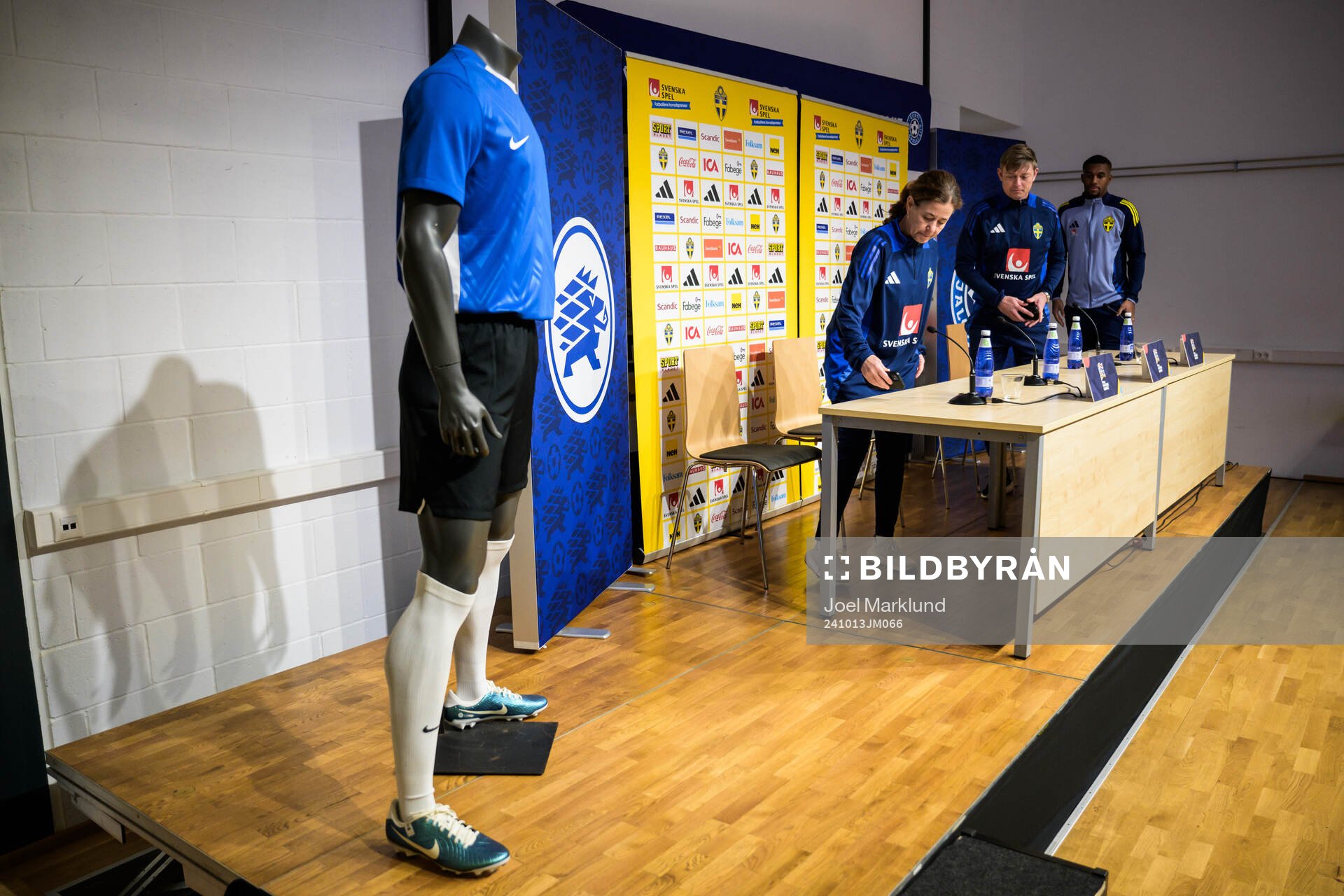 Media officer Petra Thorén, head coach Jon Dahl Tomasson and Isak Hien of the Swedish men's national football team during a press conference on October 13, 2024 in Tallinn.