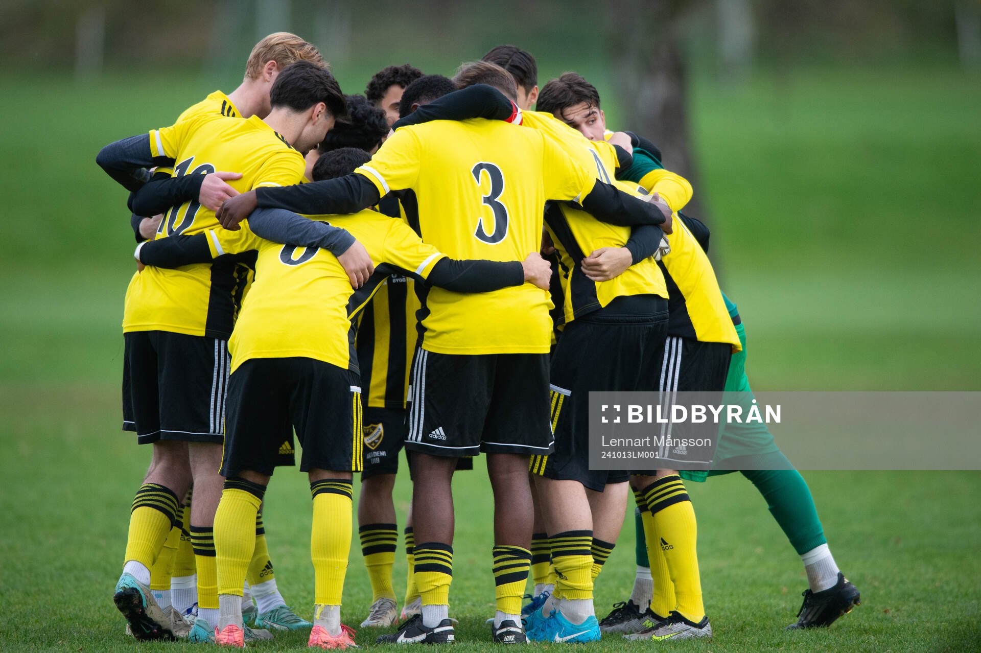 IFK Hässleholms samling före avspark i matchen i U19